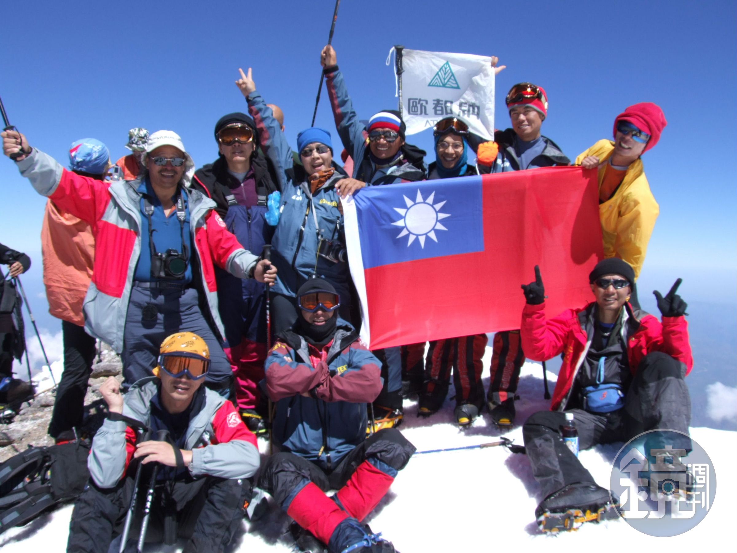 2006年程鯤不顧腿部舊傷，與當時贊助的登山好手一起登頂厄爾布魯斯峰。（程鯤提供）