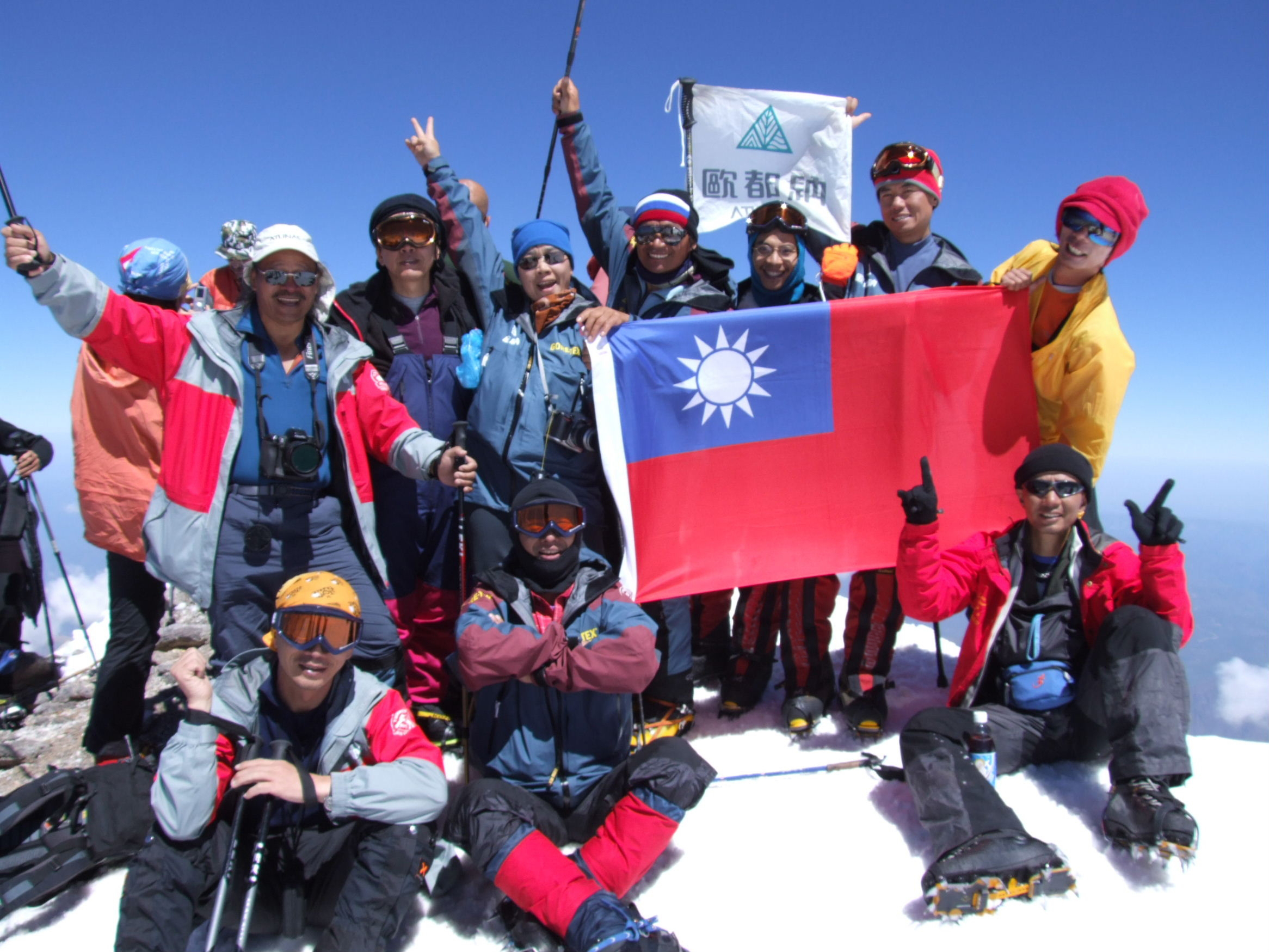 2006年程鯤不顧腿部舊傷，與當時贊助的登山好手一起登頂厄爾布魯斯峰。（程鯤提供）