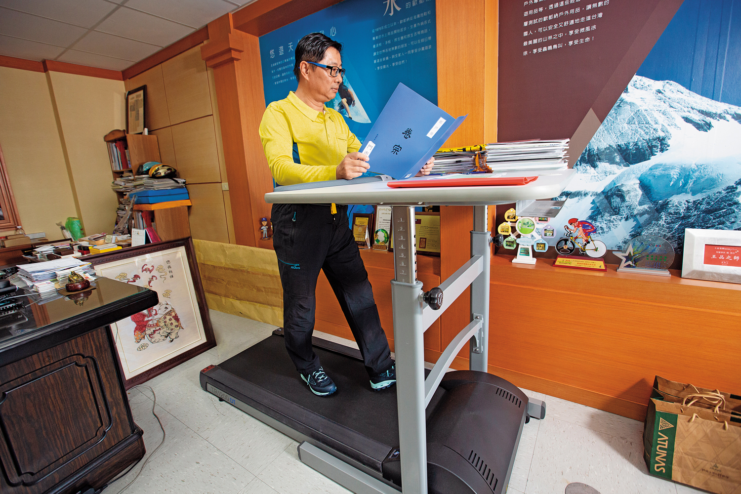 程鯤的辦公室擺了一台走路機，辦公桌坐久容易腰酸背痛，一邊慢走一邊看公文反而比較舒服。