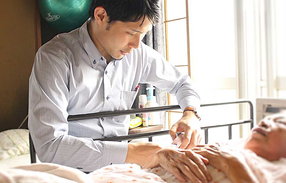 醫師助理（Physician Assistant，簡稱PA）的工作，除了協助醫師進行診療、整理病歷，還要負責開車、排行程跟訂購藥品和醫療器材，儘管有可能要24小時回應家屬電話，但基本上是朝九晚五出勤。（圖片取自やまと診療所官網）