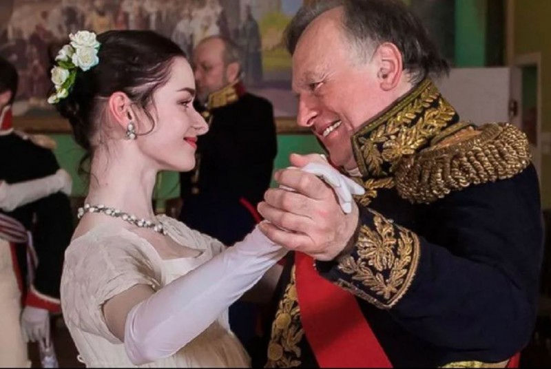 俄羅斯知名歷史學家索科洛夫（右）涉嫌謀殺24歲的小情人耶斯琴科（左），並將她斬首分屍。（圖截自VK.com）