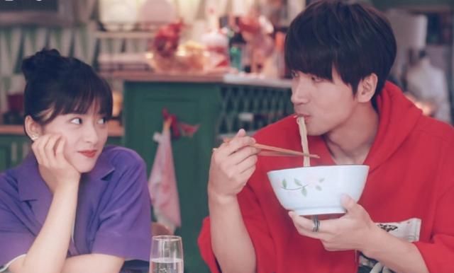 言承旭和小20歲的沈月拍攝偶像劇。（翻攝自微博）