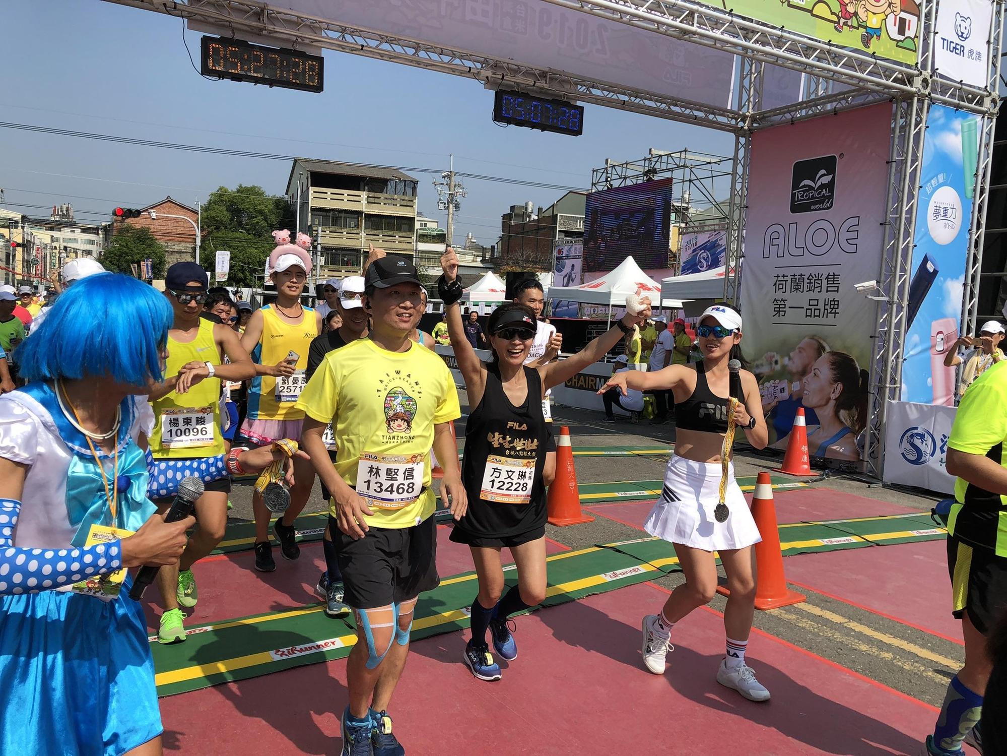 方文琳開心跑過終點線，隨即感動大哭。（台視提供）
