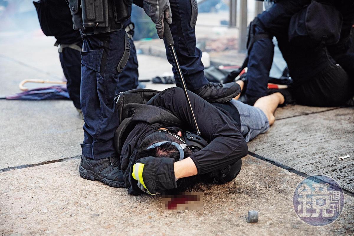 港警執法過分粗暴，引發港人抗議。