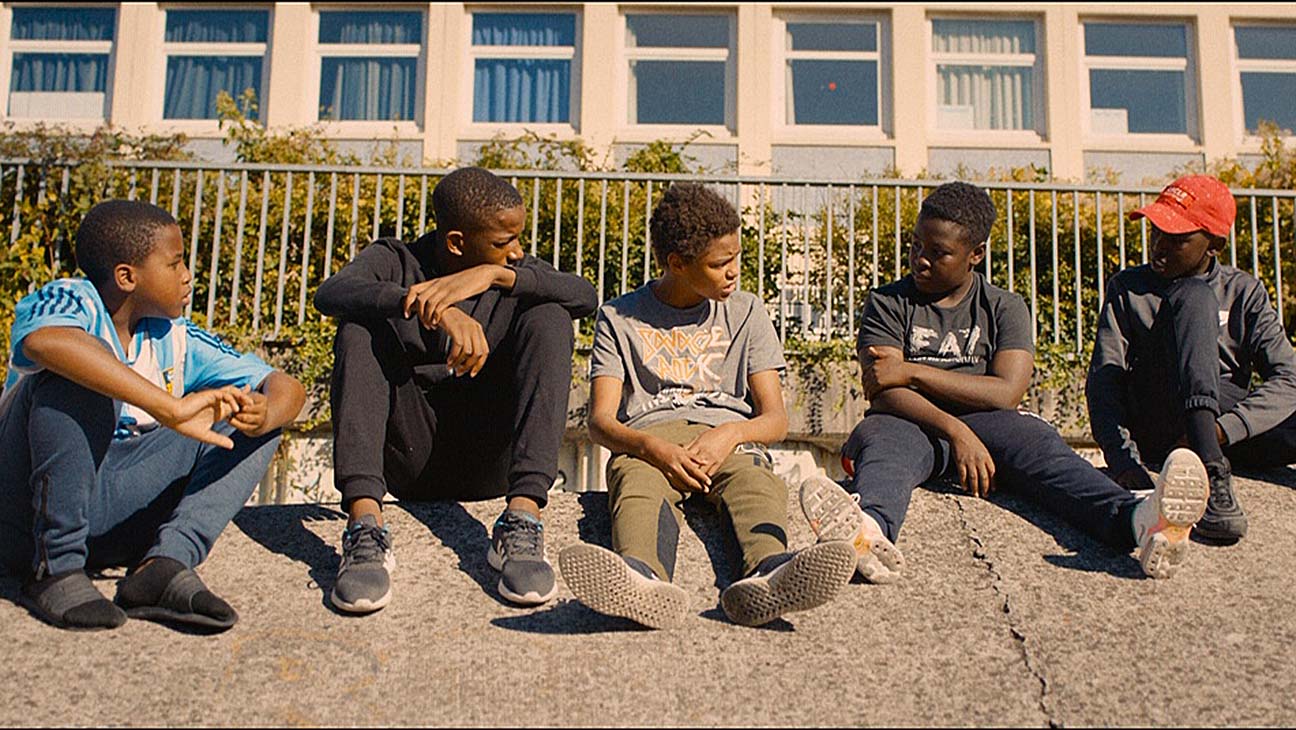 以北非裔男孩躲避警方追捕遭電死，引發巴黎暴動為背景的《悲慘世界》獲歐洲電影獎最佳影片提名。(翻攝自Hollywood Reporter)