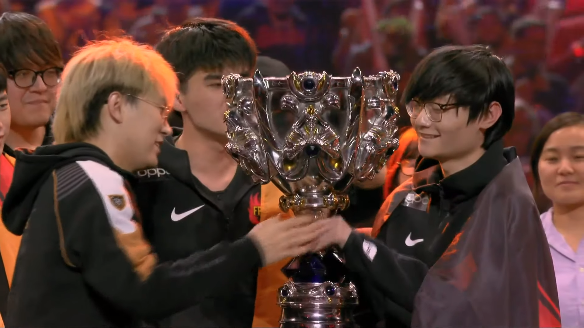 《英雄聯盟》世界冠軍出爐,由中國戰隊FPX奪下冠軍。(翻攝自LoL Esports YouTube頻道)