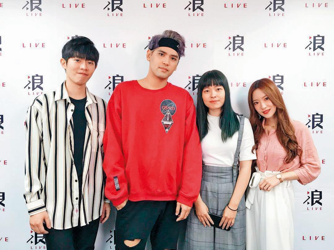 在浪Live擔任直播主的彤兒(右一),因受到關注而擁有不少粉絲。(翻攝自彤兒IG)