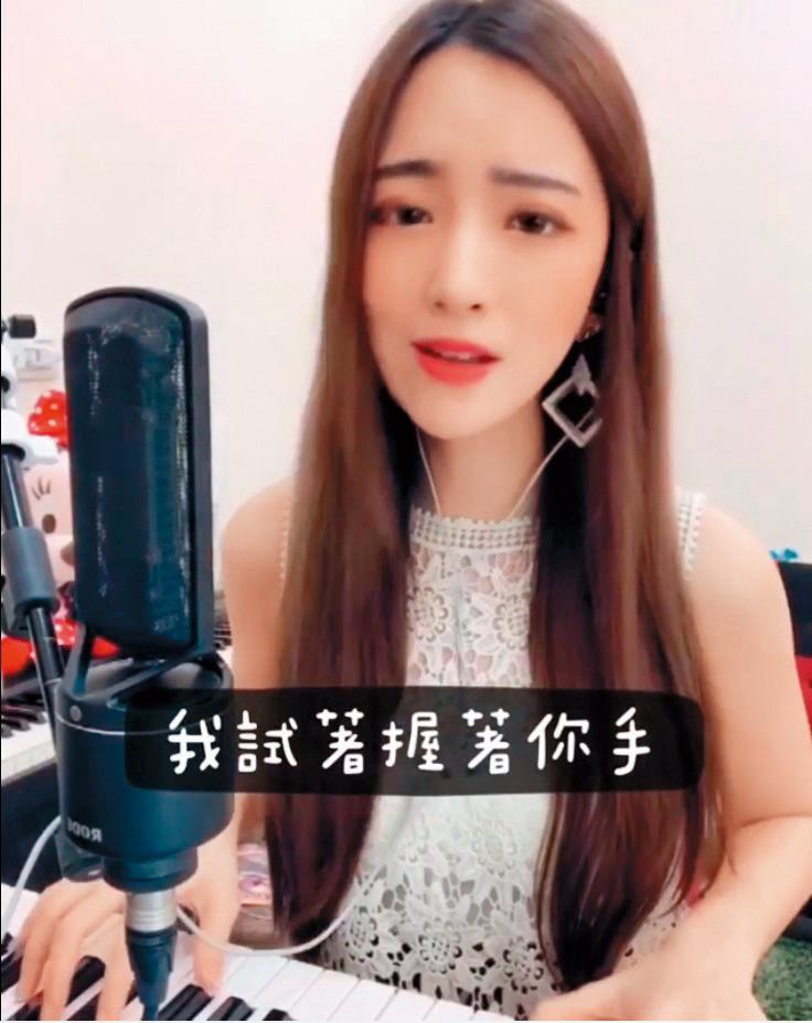 擔任駐唱歌手成功後,彤兒慢慢接觸直播主的工作,受到不少粉絲喜愛。(翻攝自彤兒IG)