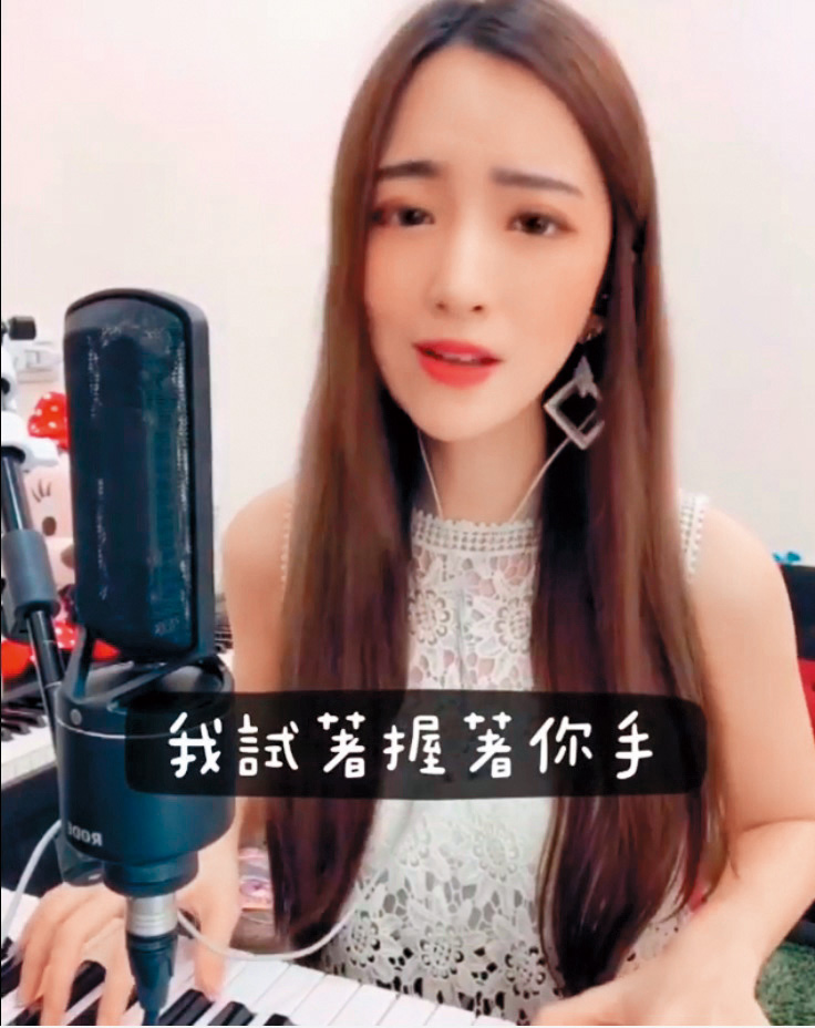 擔任駐唱歌手成功後，彤兒慢慢接觸直播主的工作，受到不少粉絲喜愛。（翻攝自彤兒IG）