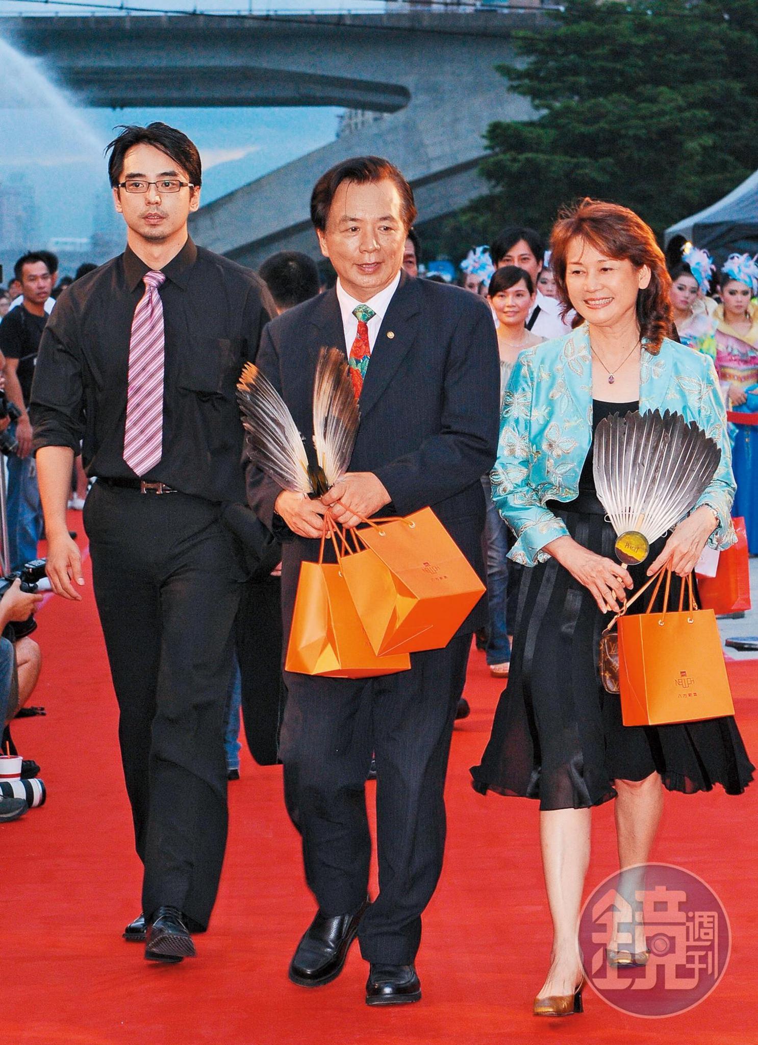 林志玲為了重回爸爸林繁男(中)的故鄉台南,特地選在當地舉辦婚宴。