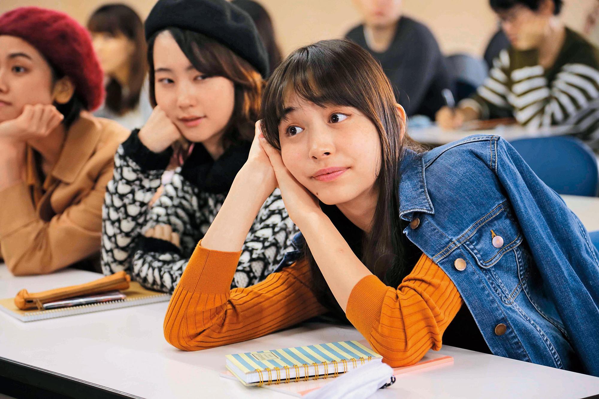 井桁弘恵（右）在片中飾演星二代，長相甜美的她原為婚紗模特兒。（天馬行空提供）