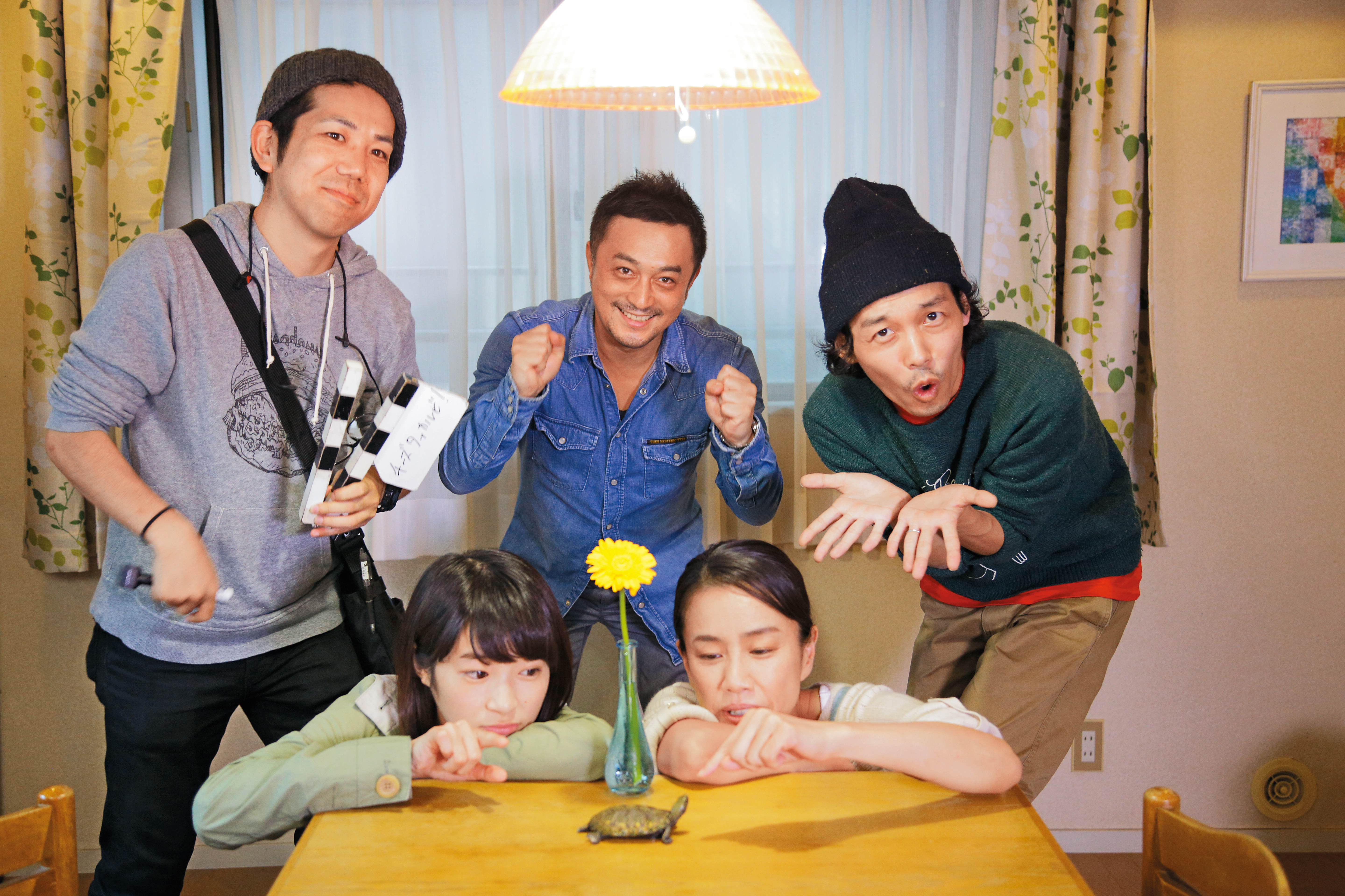 上田慎一郎（後排右起）、中泉裕矢、淺沼直也耗時3年構思《伊索遊戲》劇本，並透過徵選起用新人女演員石川瑠華（前排左）。（天馬行空提供）