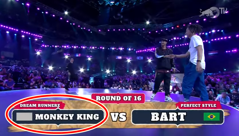 台灣選手「monkey king」的國旗（紅圈處）被塗成一塊灰色。（翻攝自red Bull youtube）