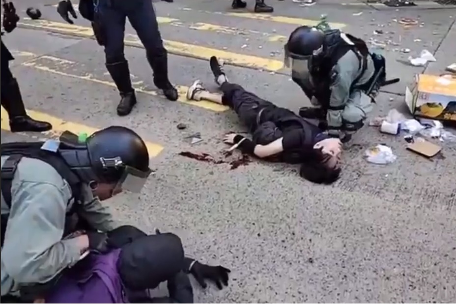 港警今再朝市民開槍街道濺血，21歲中槍男子命危。（翻攝自香港突發事故報料區）