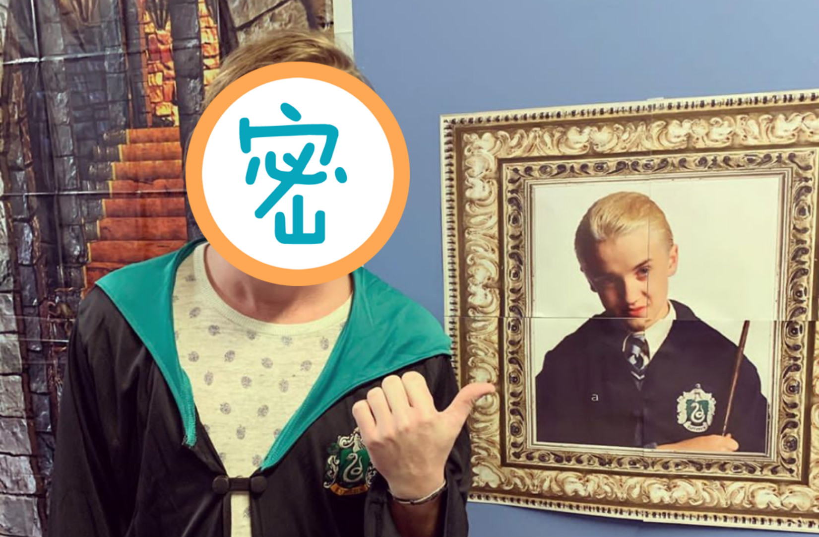 湯姆一臉無奈與當年的「少年馬份」合照，自嘲「歲月是把殺豬刀」。（翻攝自t22felton IG）