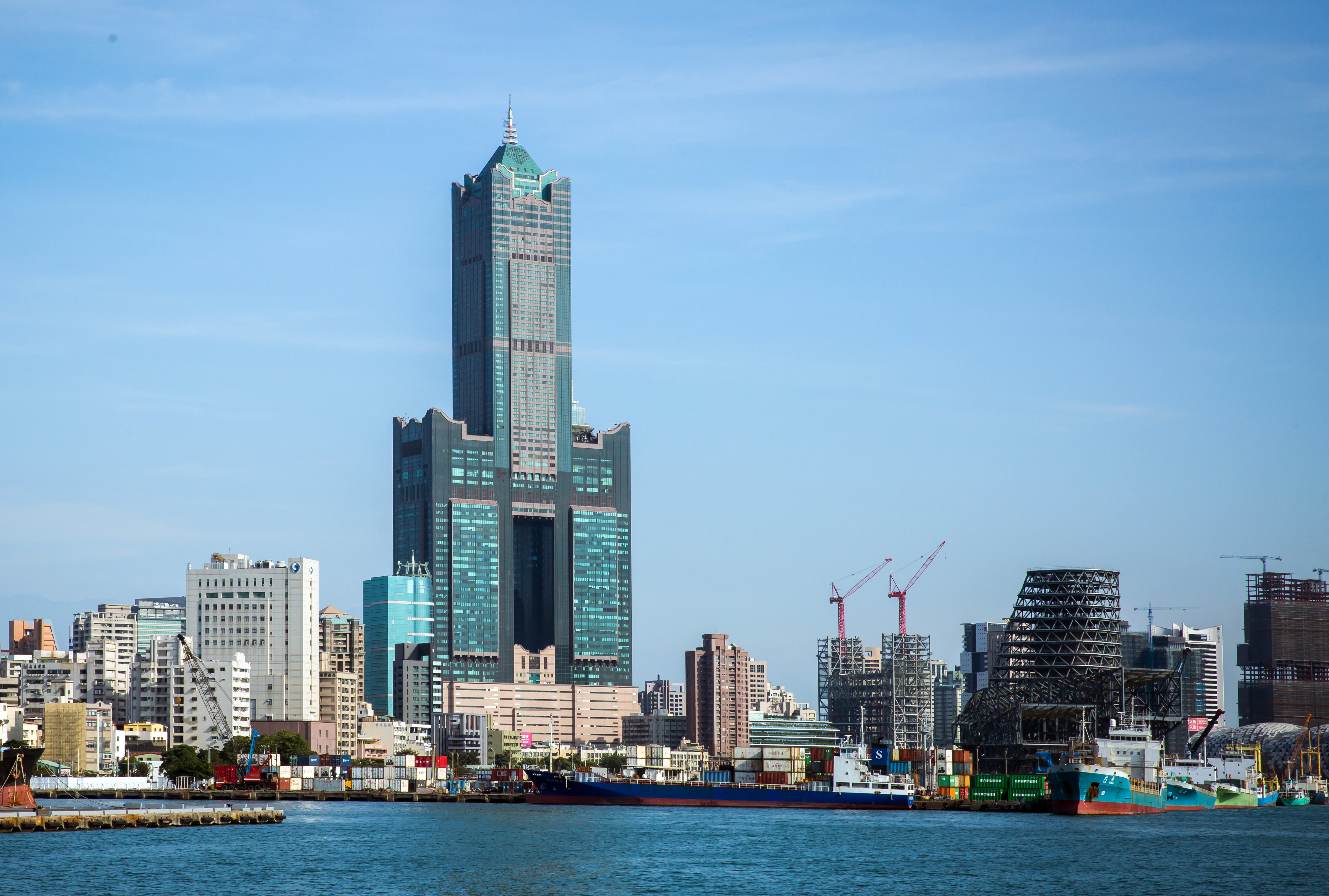 今年3月，海霸王以54億元拿下高雄85大樓多數產權。