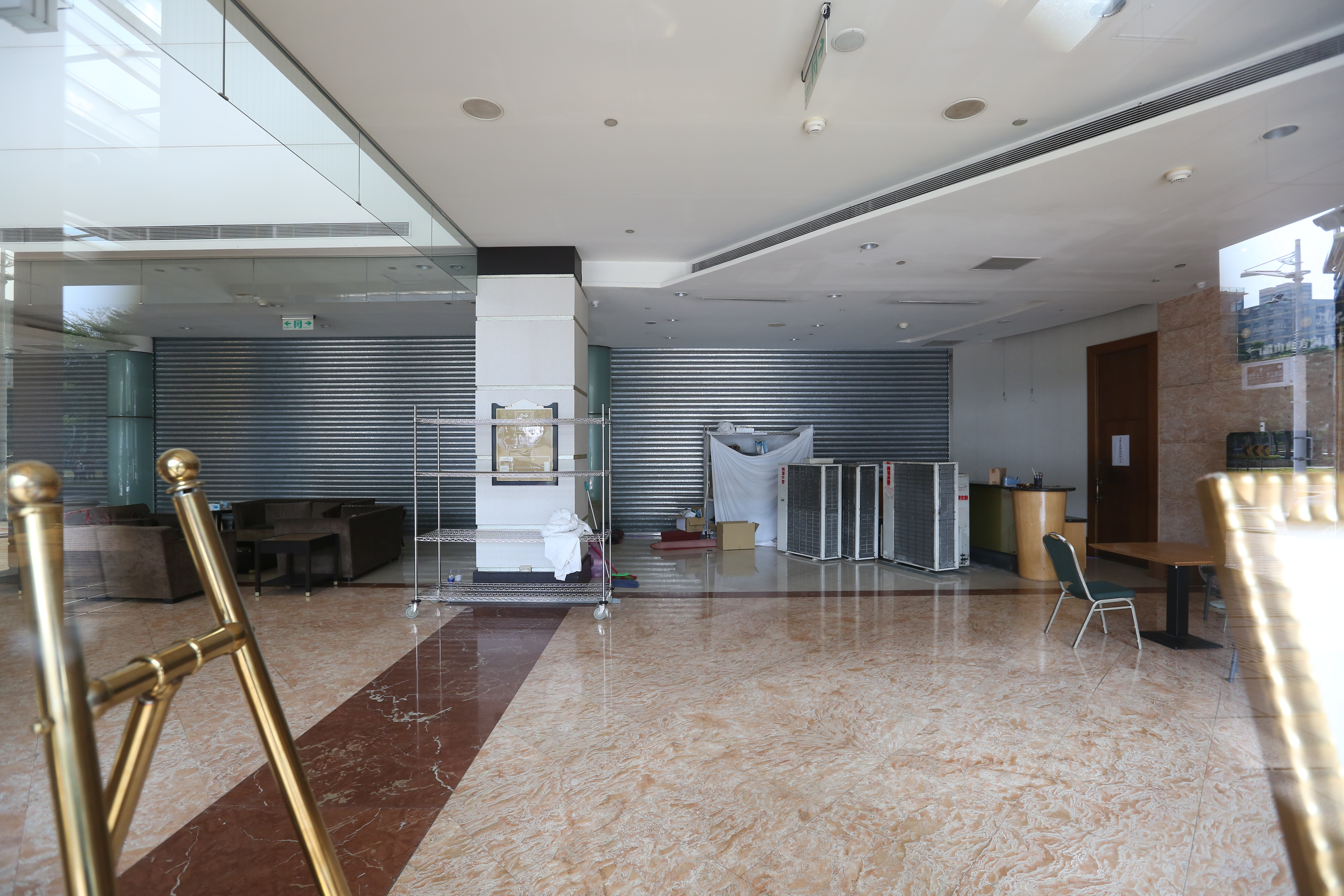 君鴻酒店7月歇業至今，空空蕩蕩的場景教人唏噓。