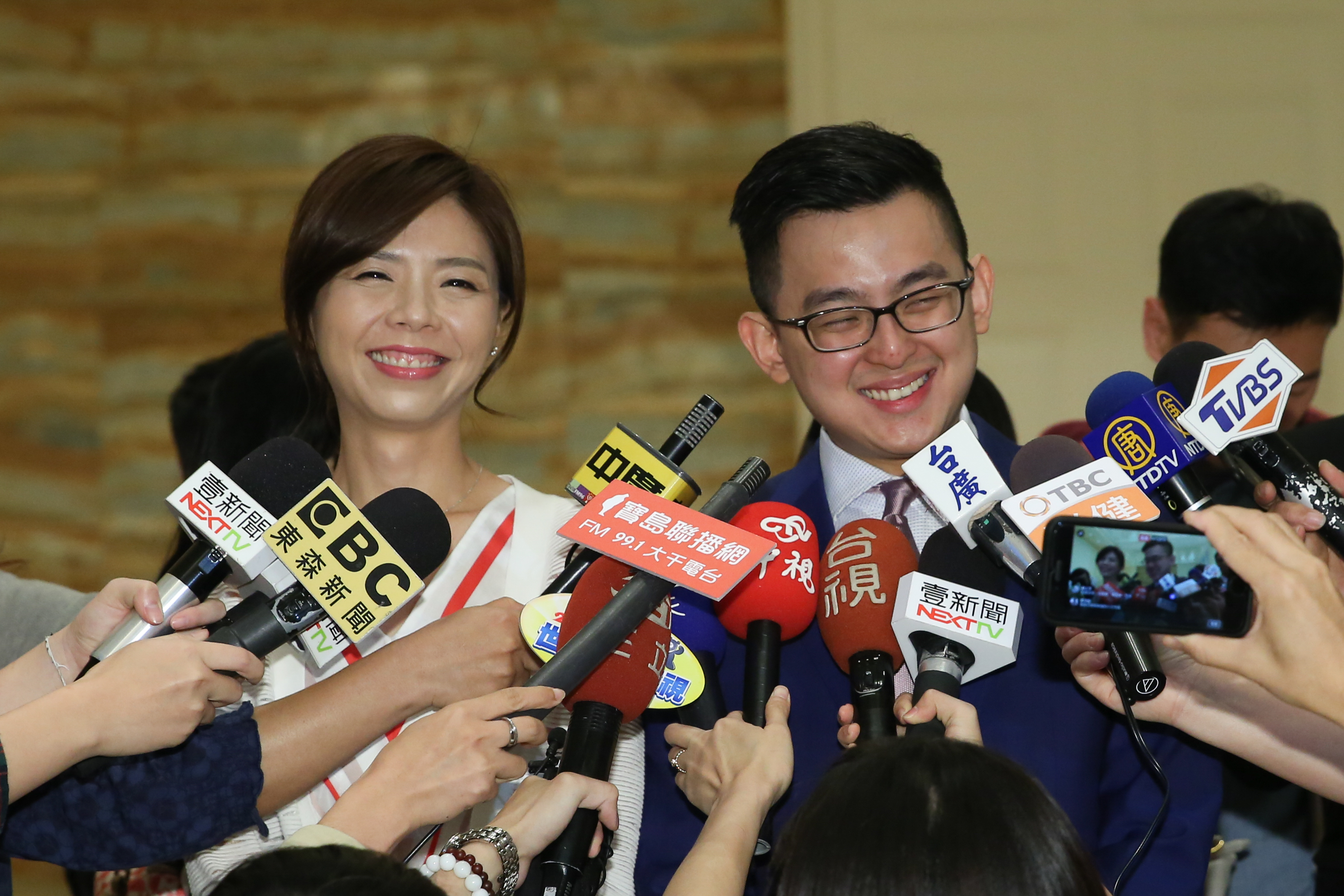 交通部長林佳龍辦公室主任卓冠廷昨於臉書宣布，正式辭去交通部的職務，返回台中專心為太太洪慈庸輔選連任立委。（本刊資料照）