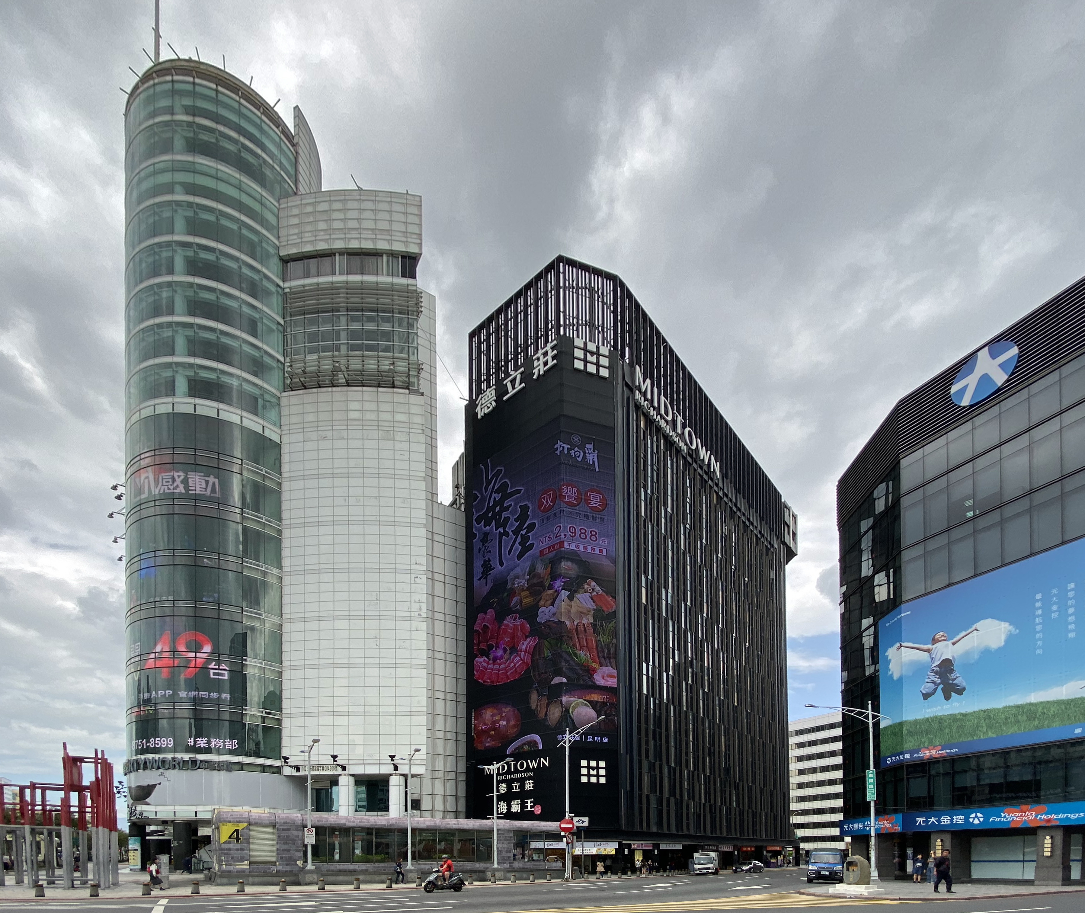 海霸王在西門町打造德立莊酒店與PAPA WHALE旅店，如今已成西區霸主。