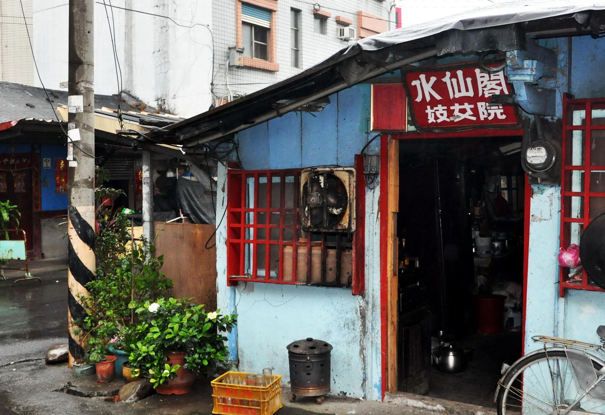 隨著性工作者年紀增長，這幾年全台各地的合法公娼館逐一關閉（中央社）