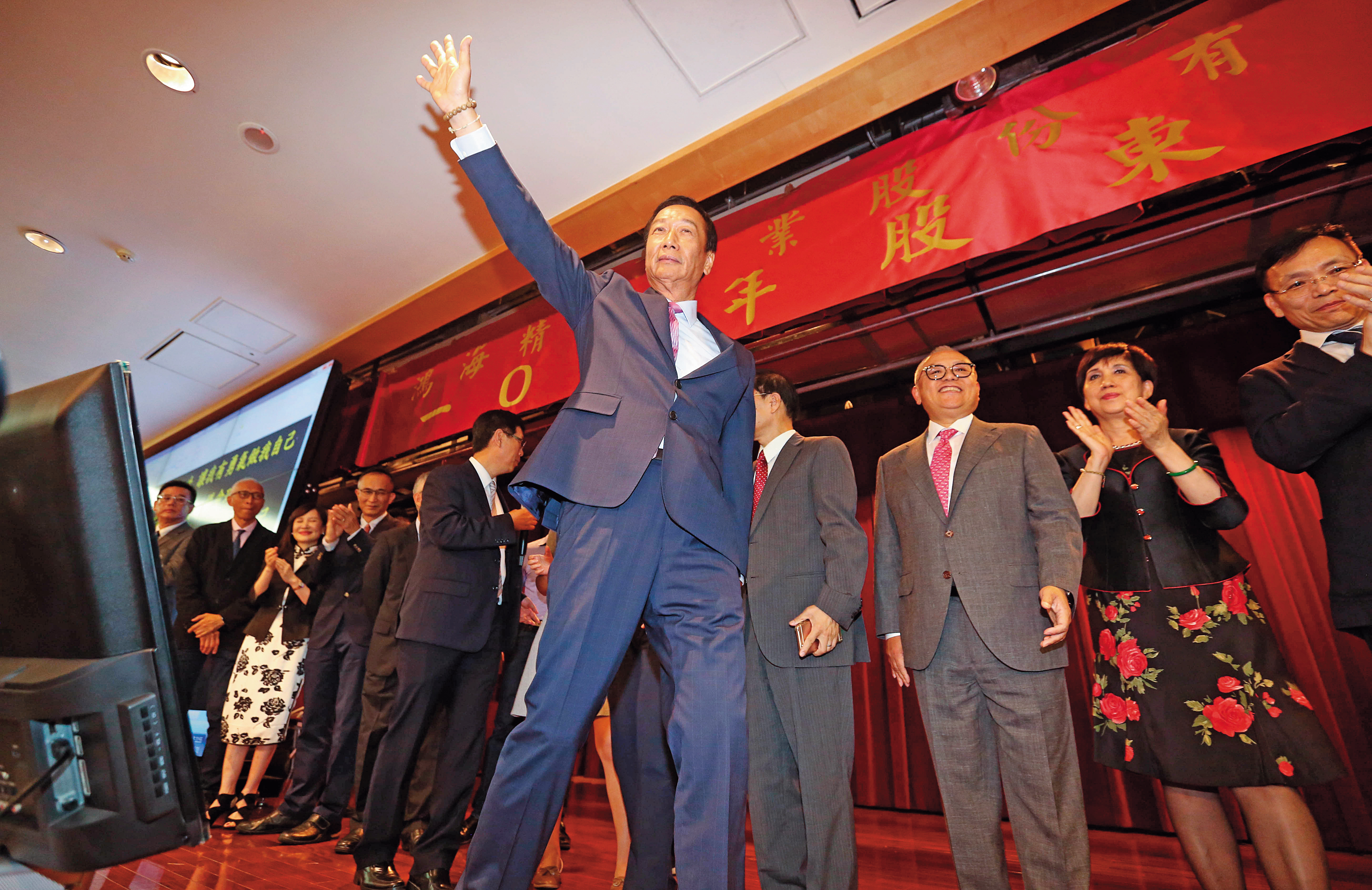 時任鴻海董事長的郭台銘，在4月中發表總統參選聲明，讓鴻海股價開盤跳空走高到97.2元。