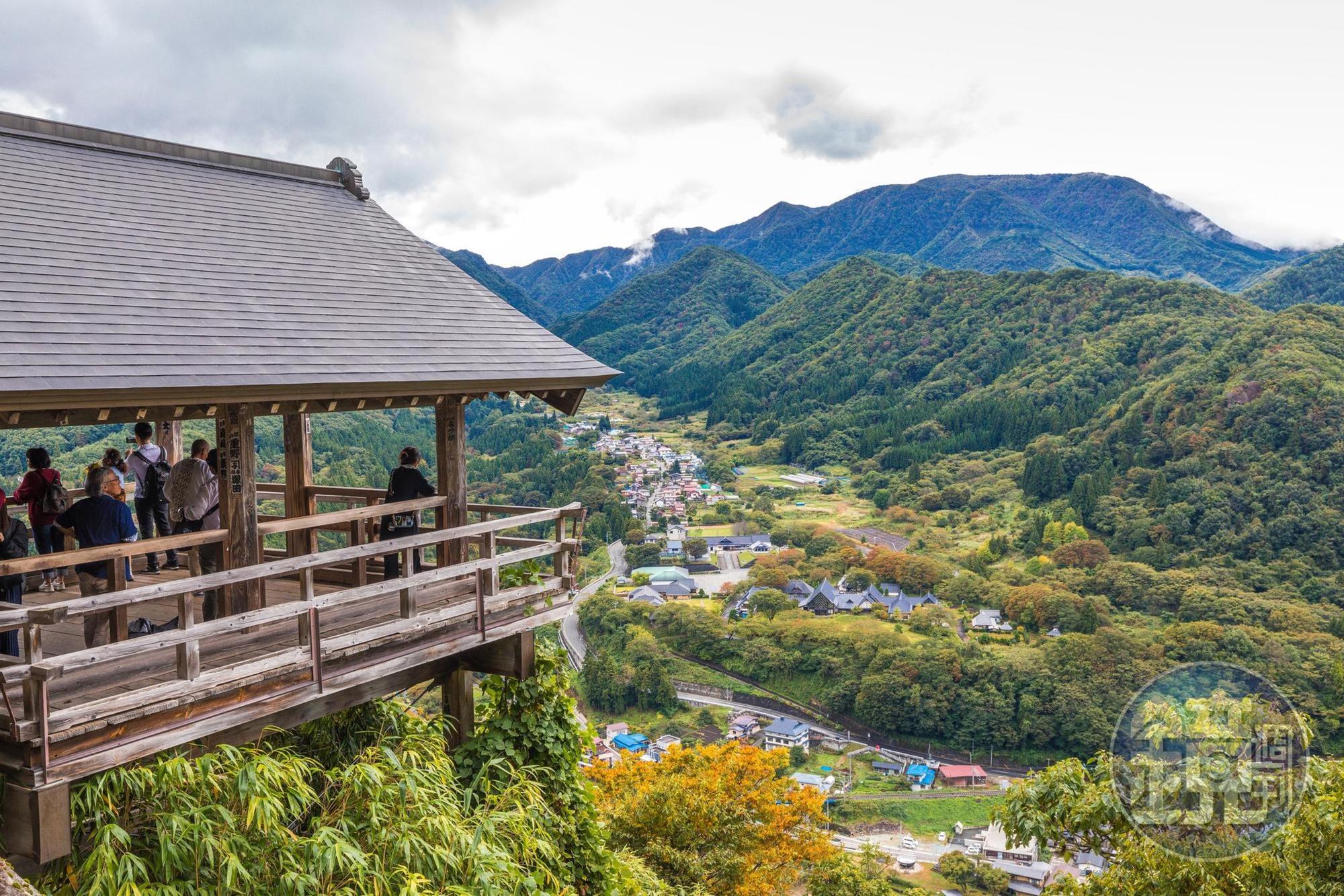 爬上山寺高處的「五大堂」，可俯瞰整座山谷與村落的秋日美景。
