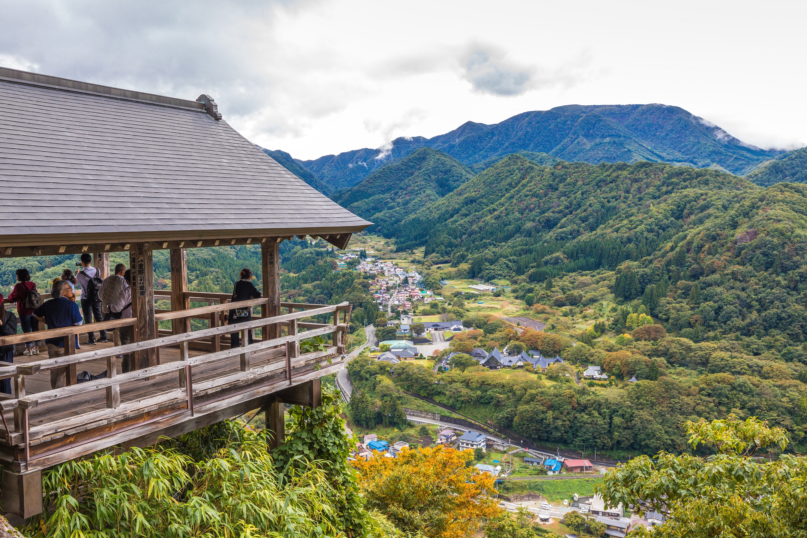 爬上山寺高處的「五大堂」，可俯瞰整座山谷與村落的秋日美景。