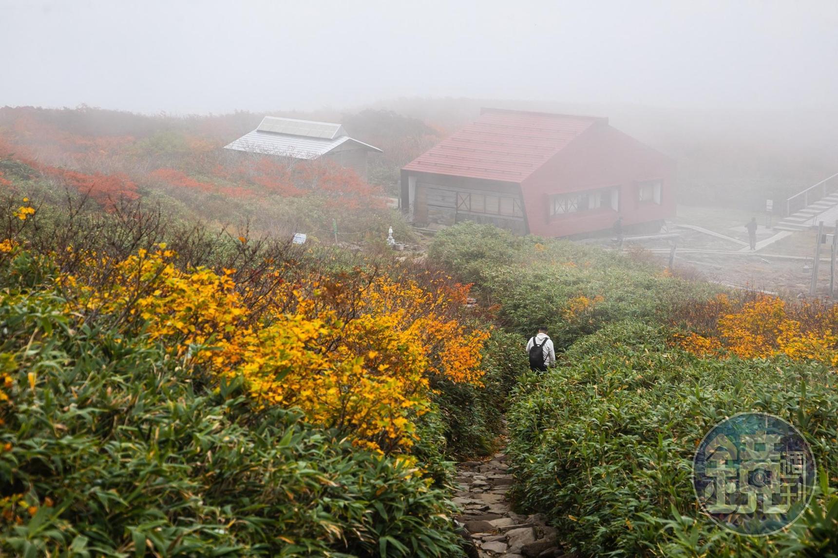 漸漸淹沒在濃霧中的休憩小屋和纜車站。