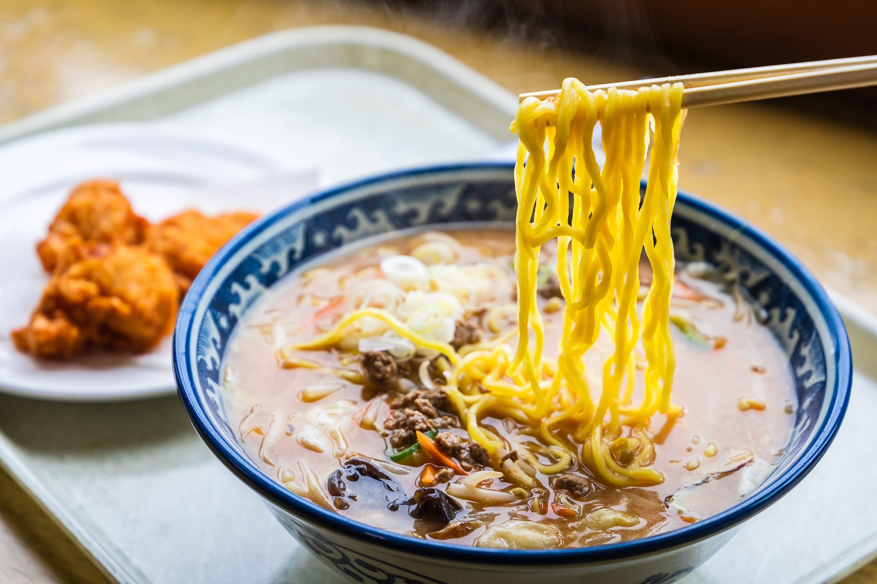 寒冷氣溫裡纜車食堂的熱呼呼「拉麵」,十分受歡迎。(800日圓/份,約NT$228)
