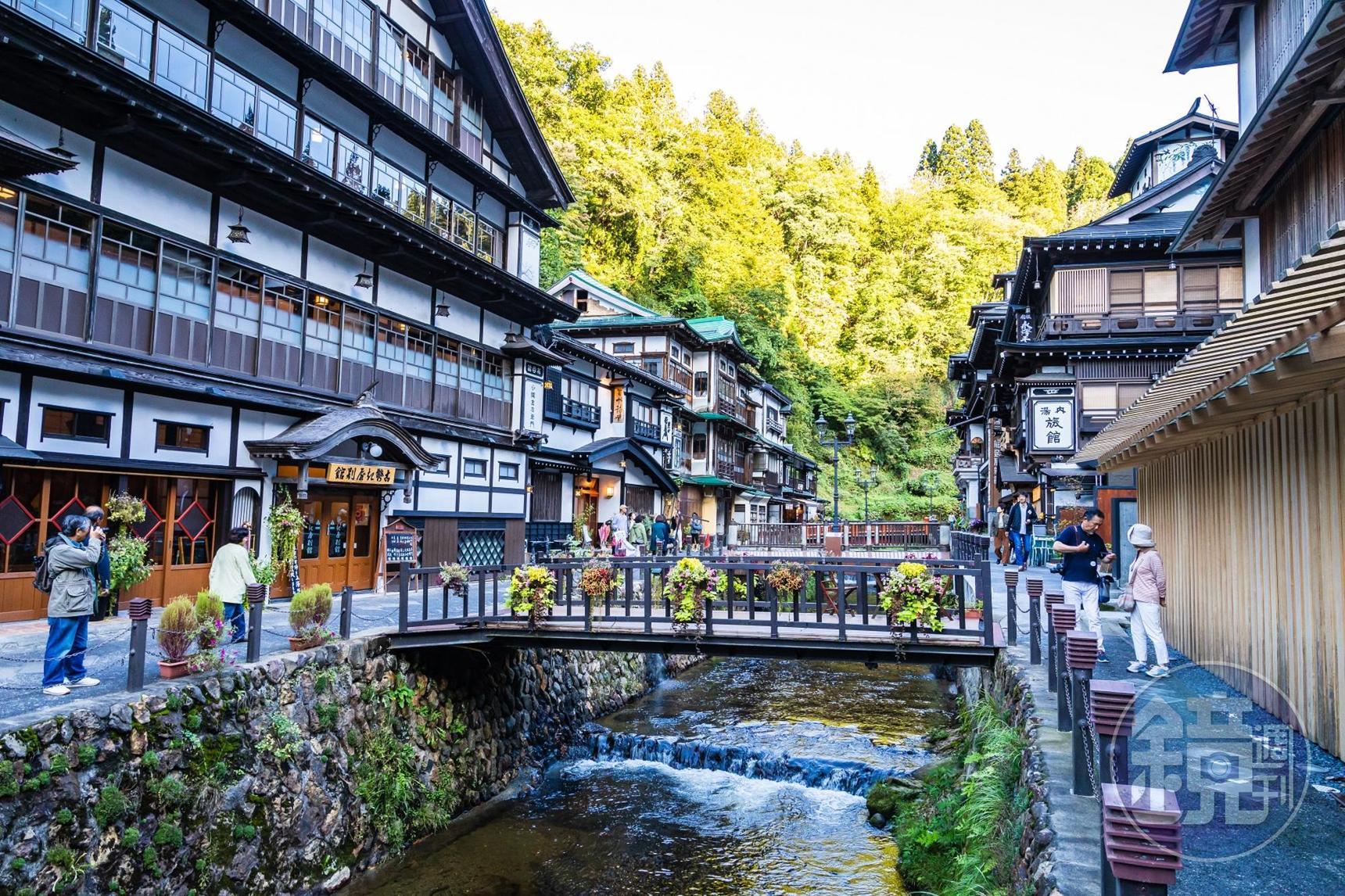 洋溢日本大正風情的「銀山溫泉」,溪谷兩旁古色古香的建築,近年吸引大批遊客造訪。