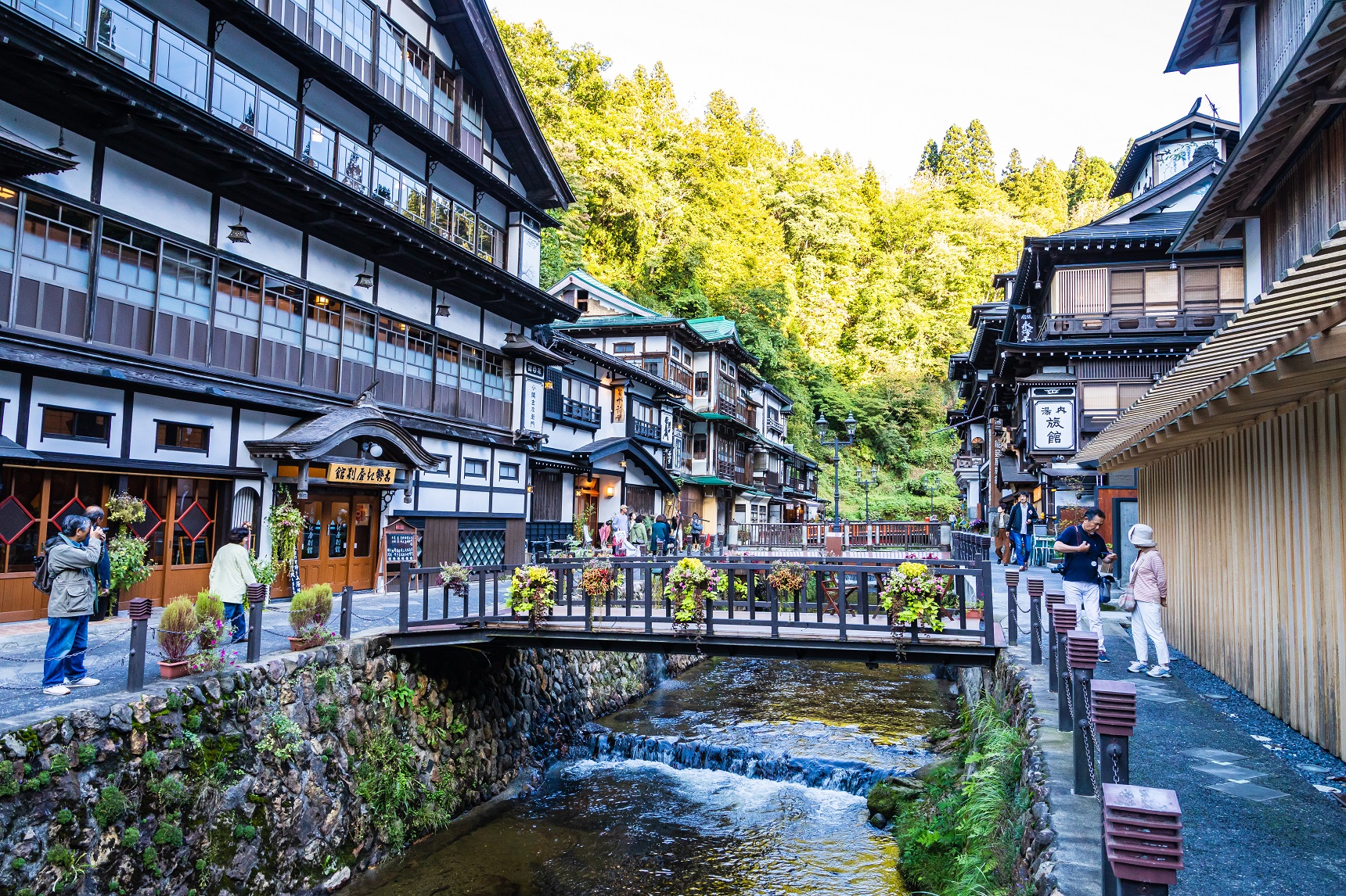 洋溢日本大正風情的「銀山溫泉」，溪谷兩旁古色古香的建築，近年吸引大批遊客造訪。