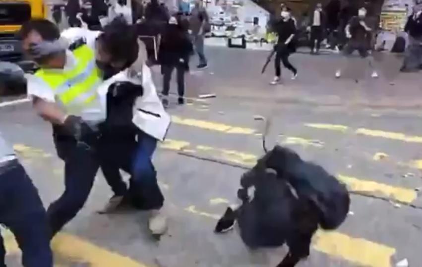 香港警察則於臉書證實，警務人員拘捕違法者時，曾開槍及射中一名男子。（翻攝Youtube）