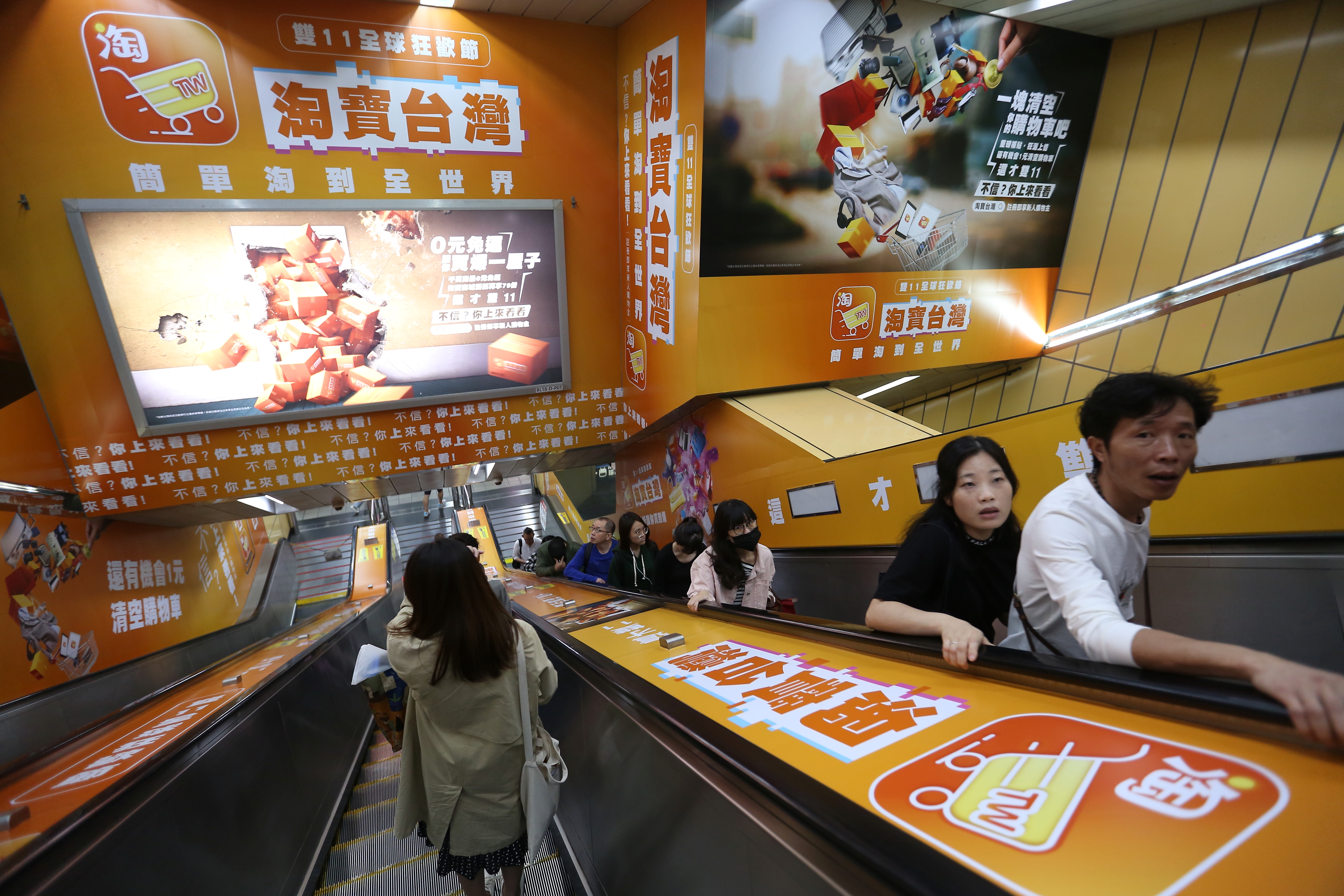 年度全球網購促銷大日子「雙11」，折扣優惠滿天飛，讓網購族買到想剁手指。