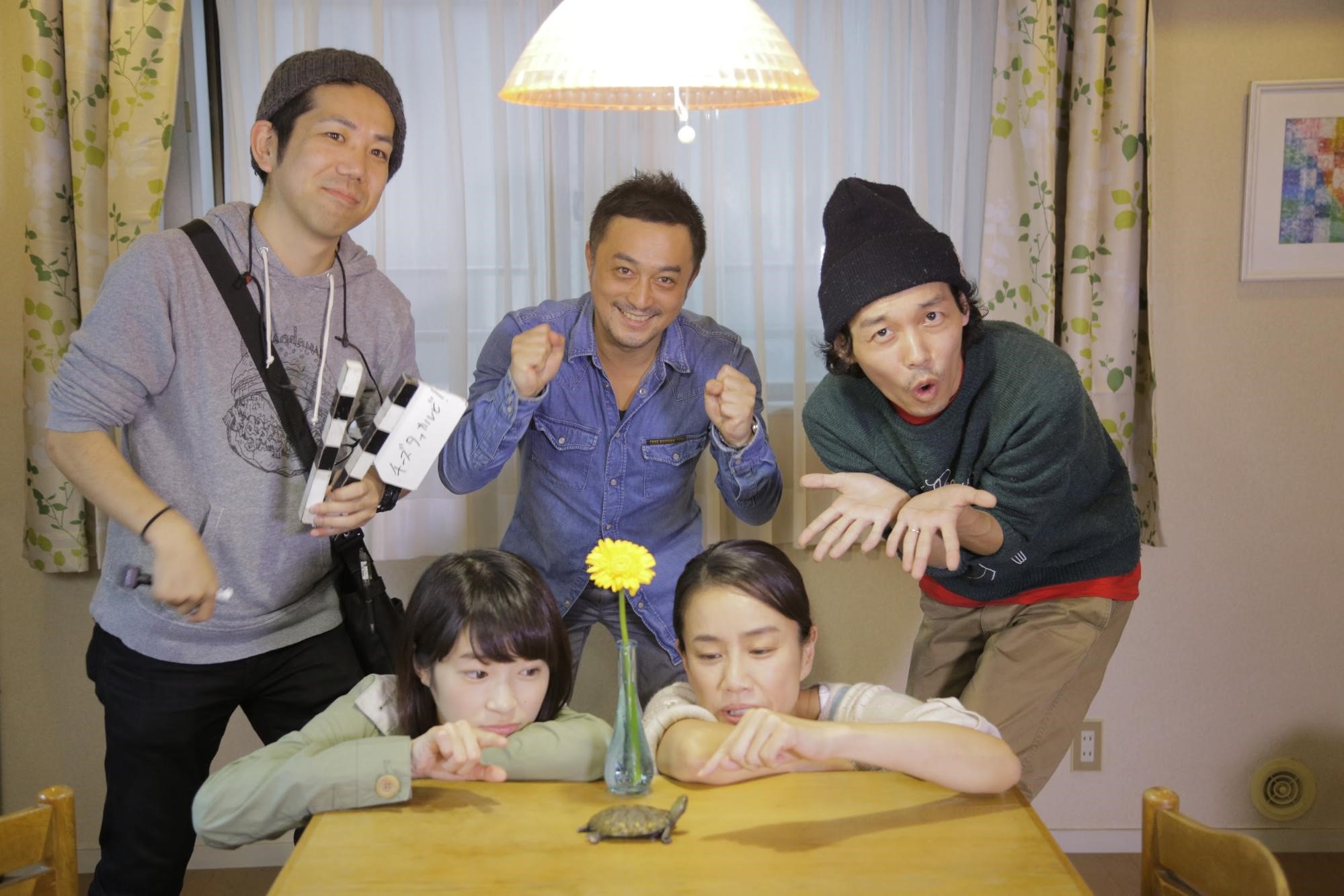 上田慎一郎（右起）、中泉裕矢、淺沼直也耗時3年構思《伊索遊戲》劇本，透過徵選啟用新人女演員石川瑠華（前排左）。（天馬行空提供）