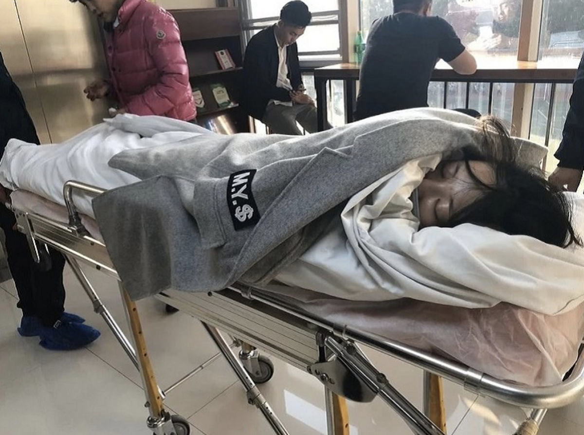 徐冬冬因為昏迷被轉院時的照片也曝光了。(翻攝微博)