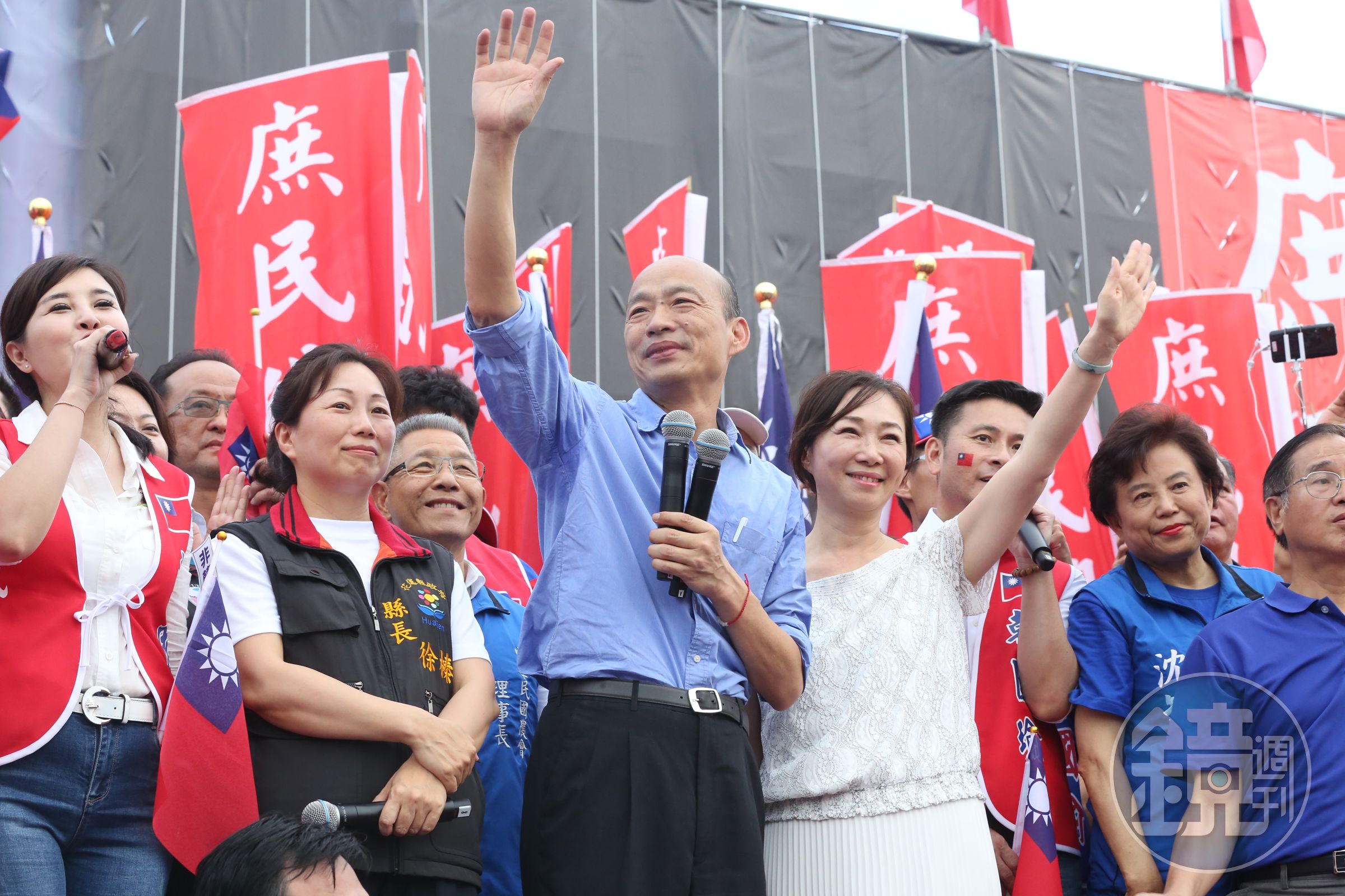 致詞時李佳芬表示，有朋友傳訊給她，說校園內小學三年級就教「肛交」，小六就教「性高潮」，讓許多媽媽很擔心。