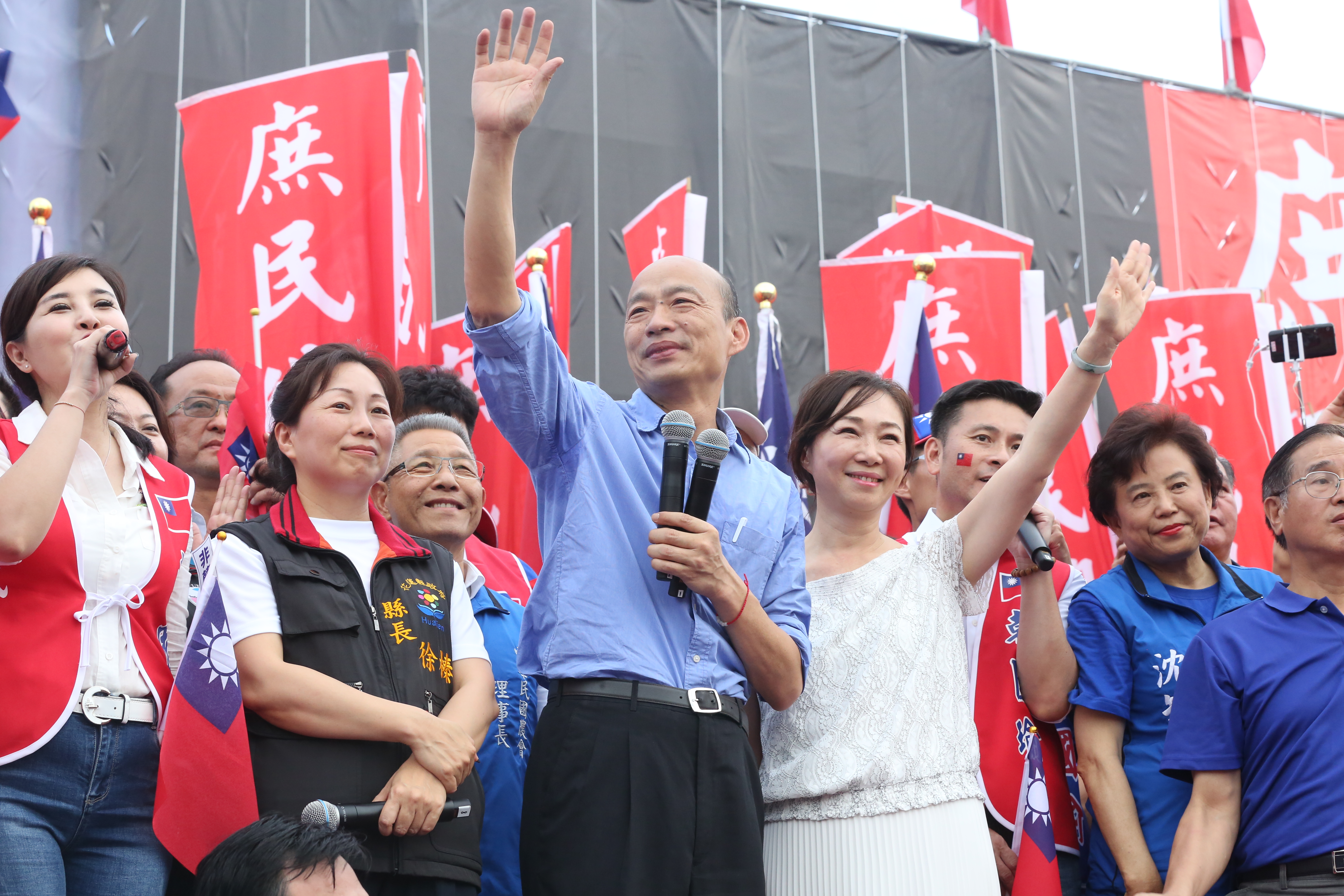 致詞時李佳芬表示，有朋友傳訊給她，說校園內小學三年級就教「肛交」，小六就教「性高潮」，讓許多媽媽很擔心。