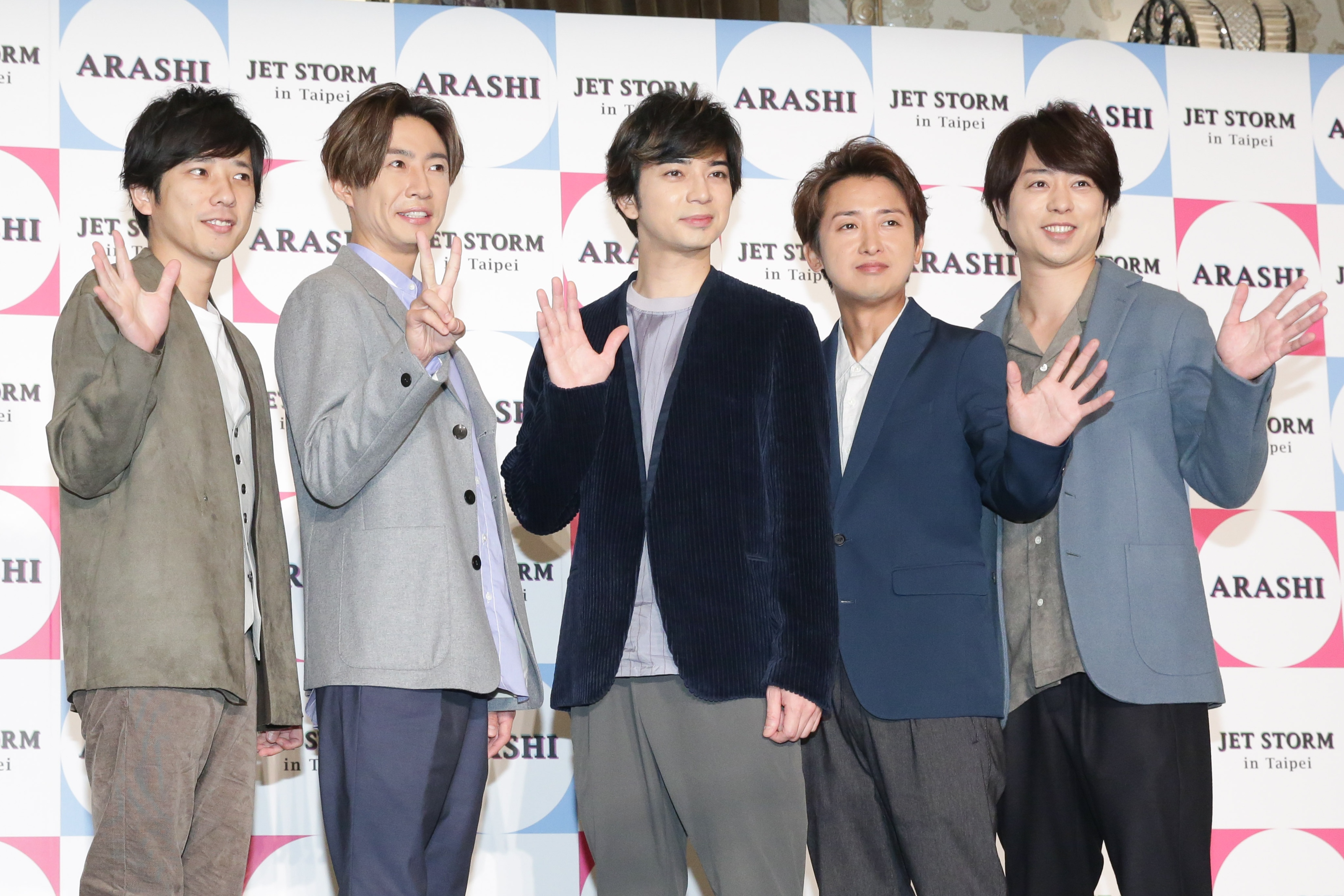 嵐接受媒體拍照,成員比「5」的手勢,相葉雅紀逗趣地比「2」,畫面超有趣。