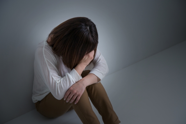 銷售天后回家捉姦，驚見媽媽與老公在床上，崩潰與母親斷絕關係。（圖片非當事人，取自PHOTO.AC）