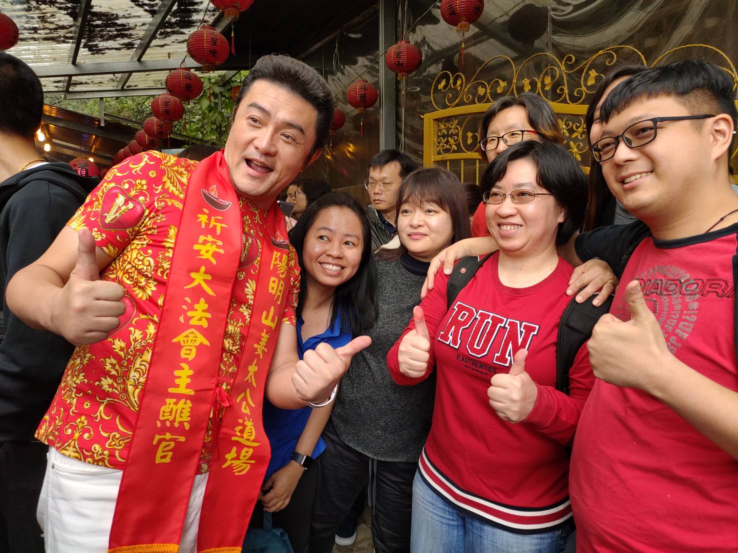 李㼈與姜太公道場信眾親切合影。