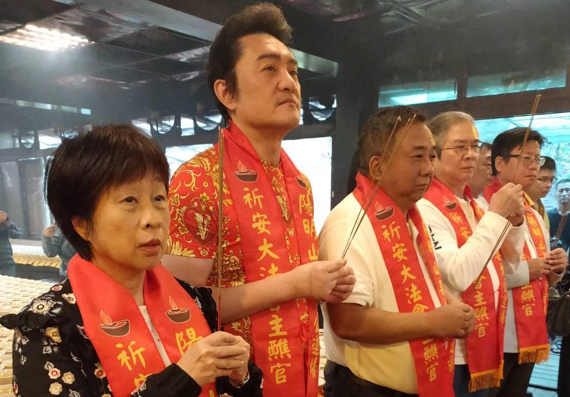 名作家李昂（左一）、演員李㼈（左二）、前北韓特首楊斌（左三）出席七星燈大法會，擔任主醮官。