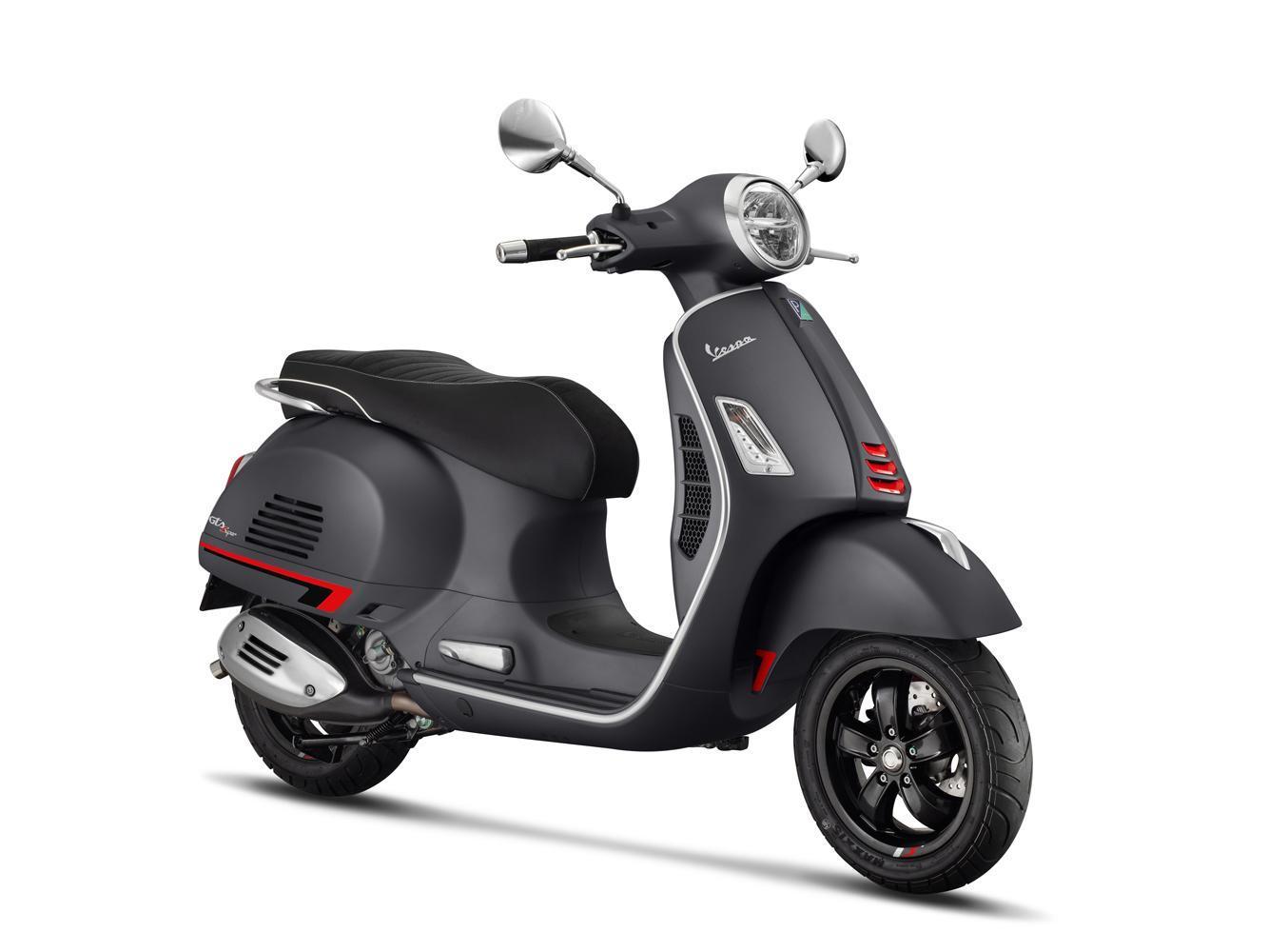 Vespa GTS 300 Super Sport(鈦鐵消光灰)。