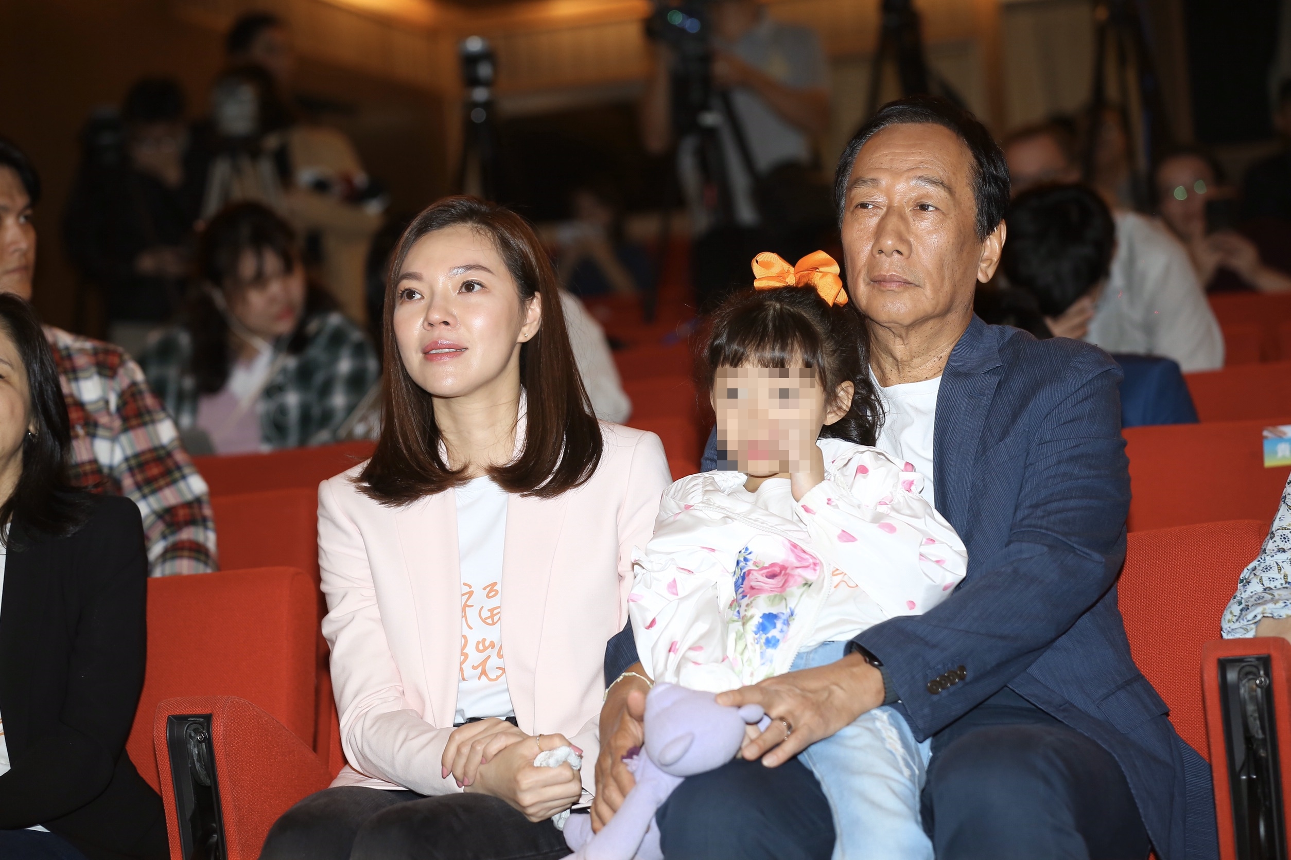 曾馨瑩生日又爆哭　郭台銘當神祕嘉賓竟遭「打槍」