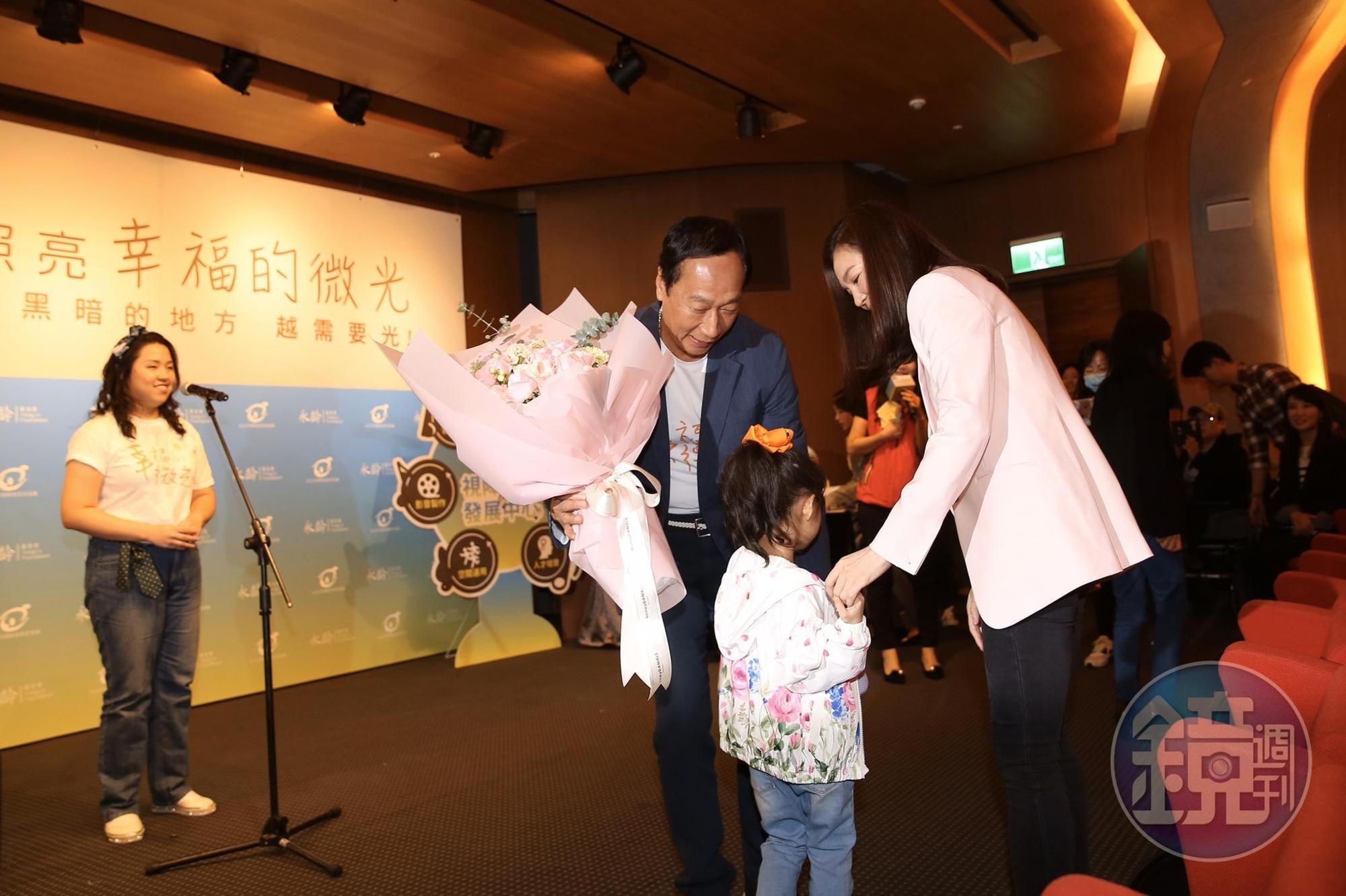 郭台銘以神祕嘉賓身分出現在活動現場,一出場立刻獻上一大束鮮花,小女兒QQ也立刻向郭台銘討抱抱。
