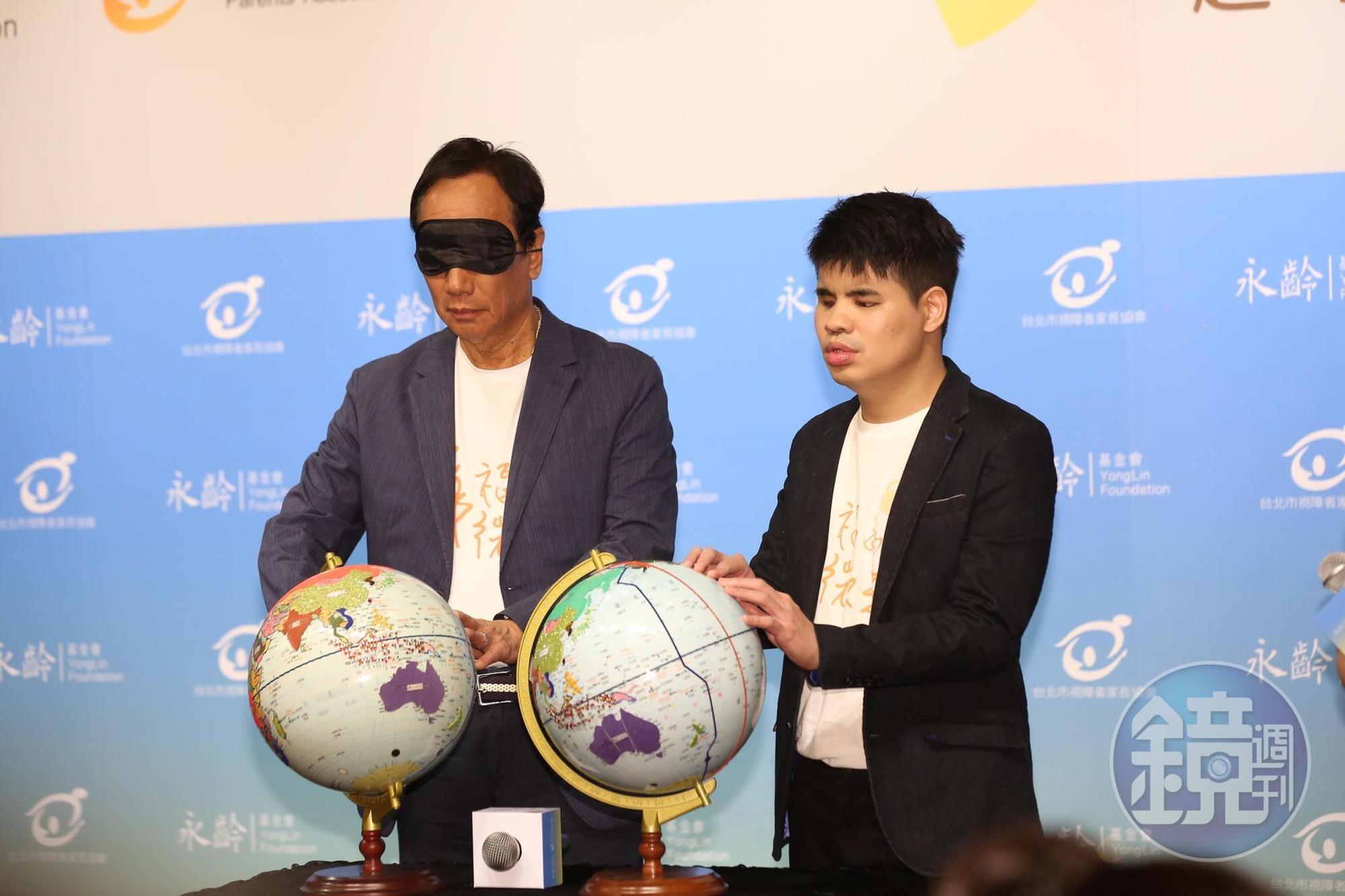 郭台銘出席公益活動,也體驗視障者的生活,挑戰視障者如何用聽覺、觸覺來了解世界。