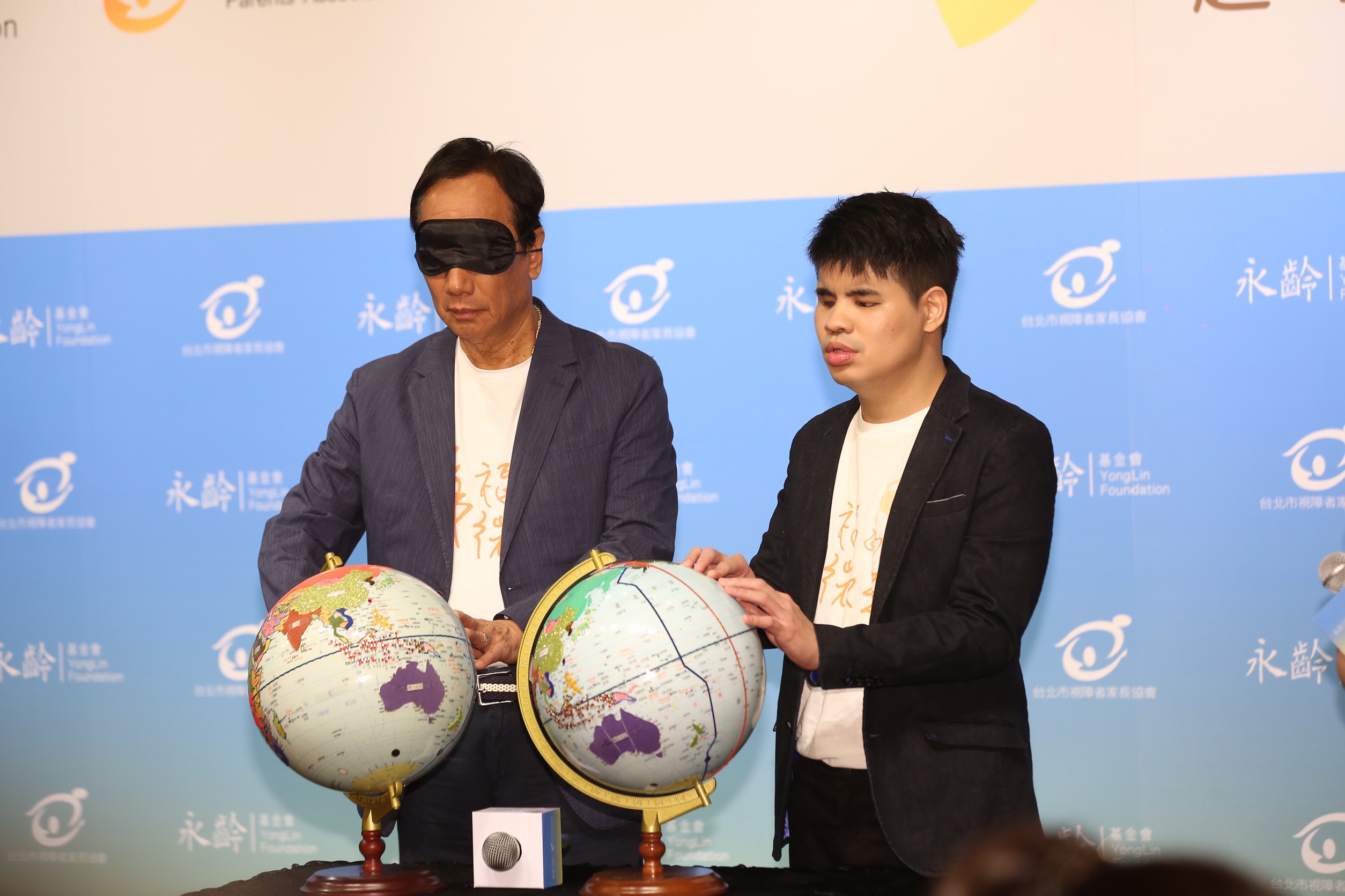 郭台銘出席公益活動，也體驗視障者的生活，挑戰視障者如何用聽覺、觸覺來了解世界。