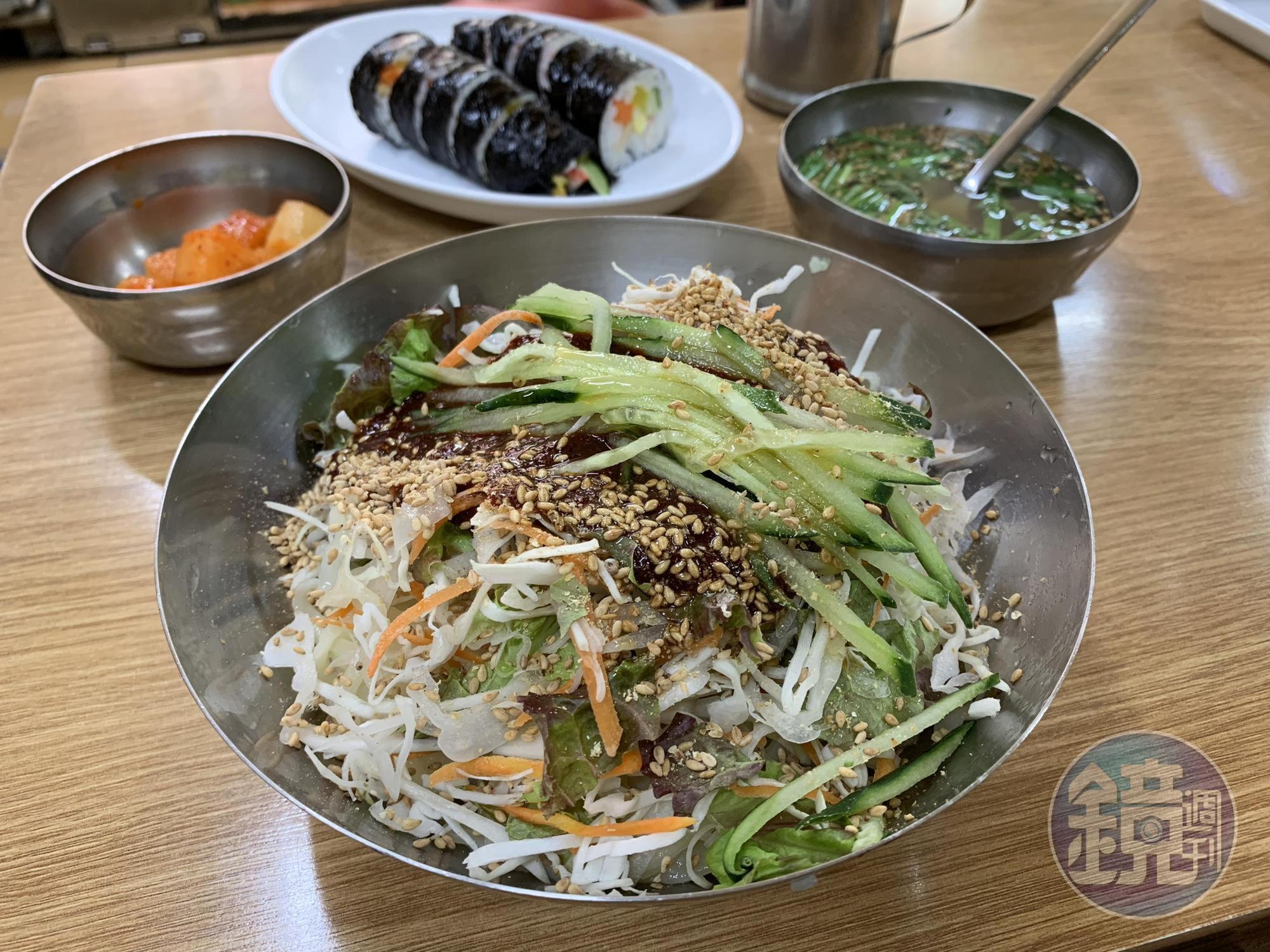 麵疙瘩或刀削麵是韓國人最熟悉的日常料理之一。