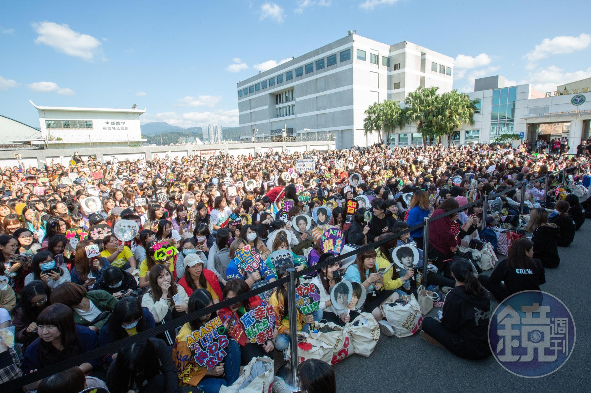 松機商務中心前聚集900名粉絲，周圍還有約400名嵐的粉絲，專程來為嵐送機。