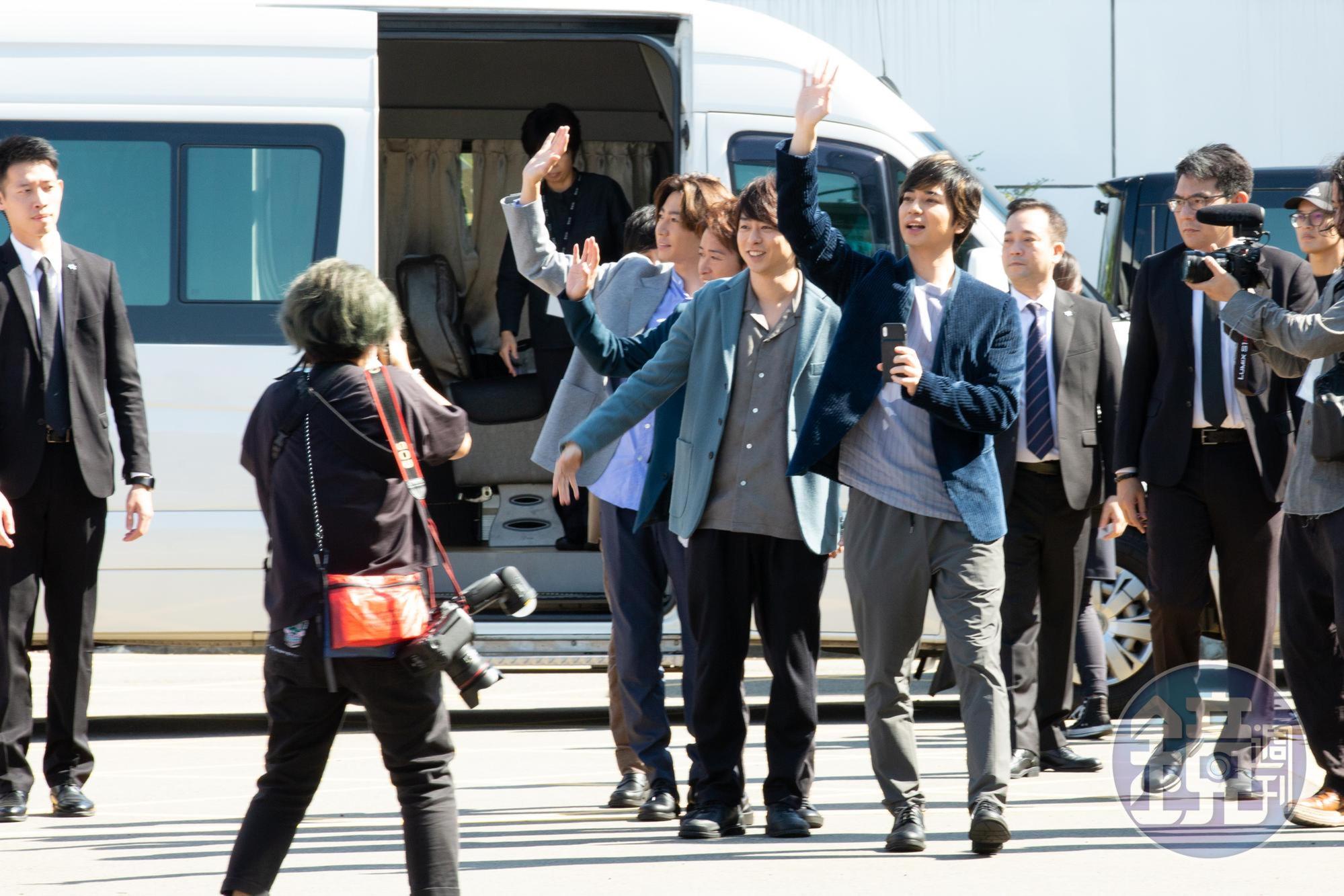 由松本潤為首，嵐成員在離台前與送機粉絲互動。