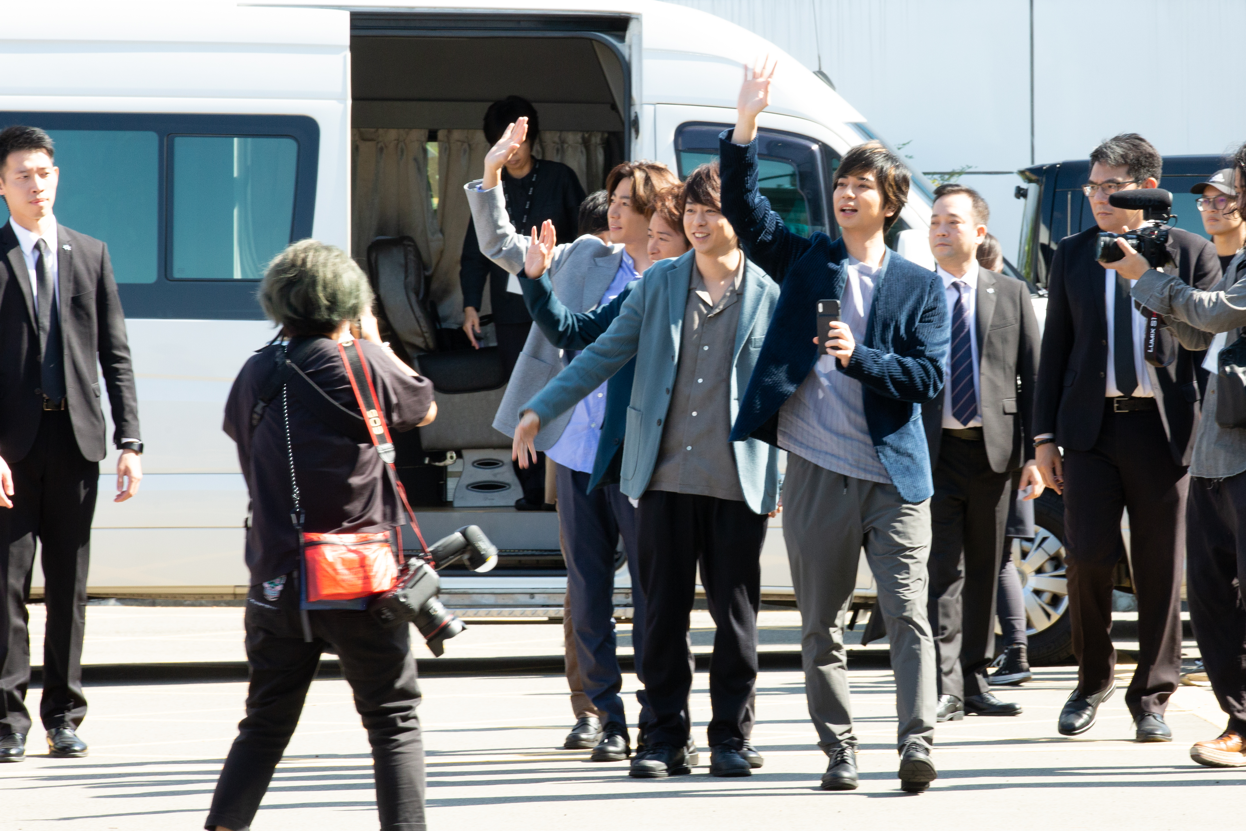 由松本潤為首，嵐成員在離台前與送機粉絲互動。